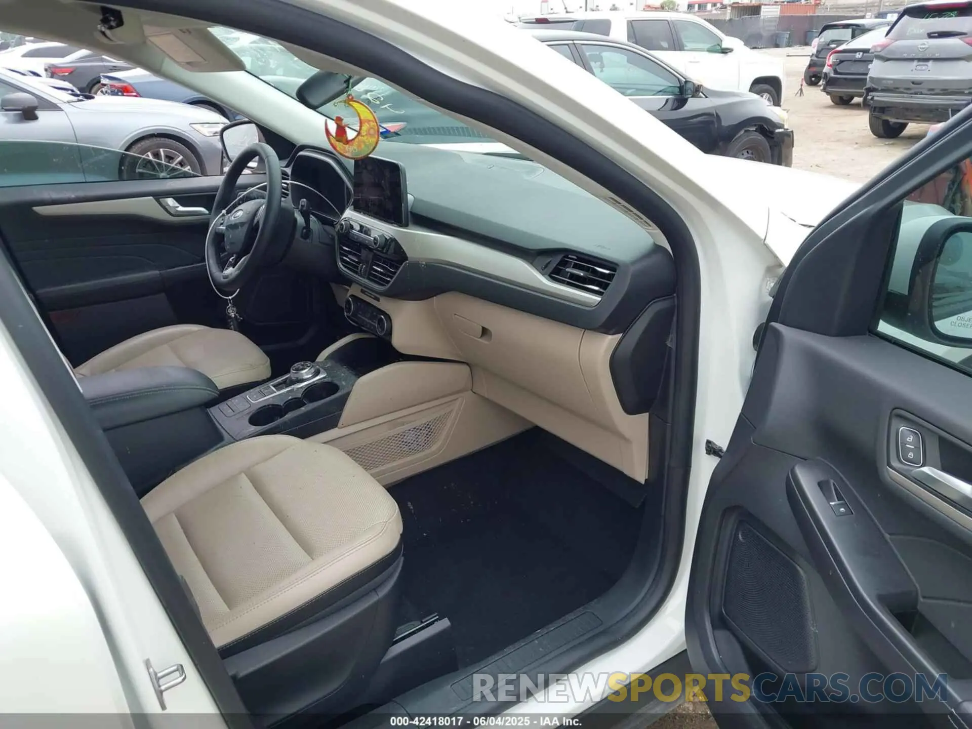 5 Photograph of a damaged car 1FMCU0H69NUB34091 FORD ESCAPE 2022