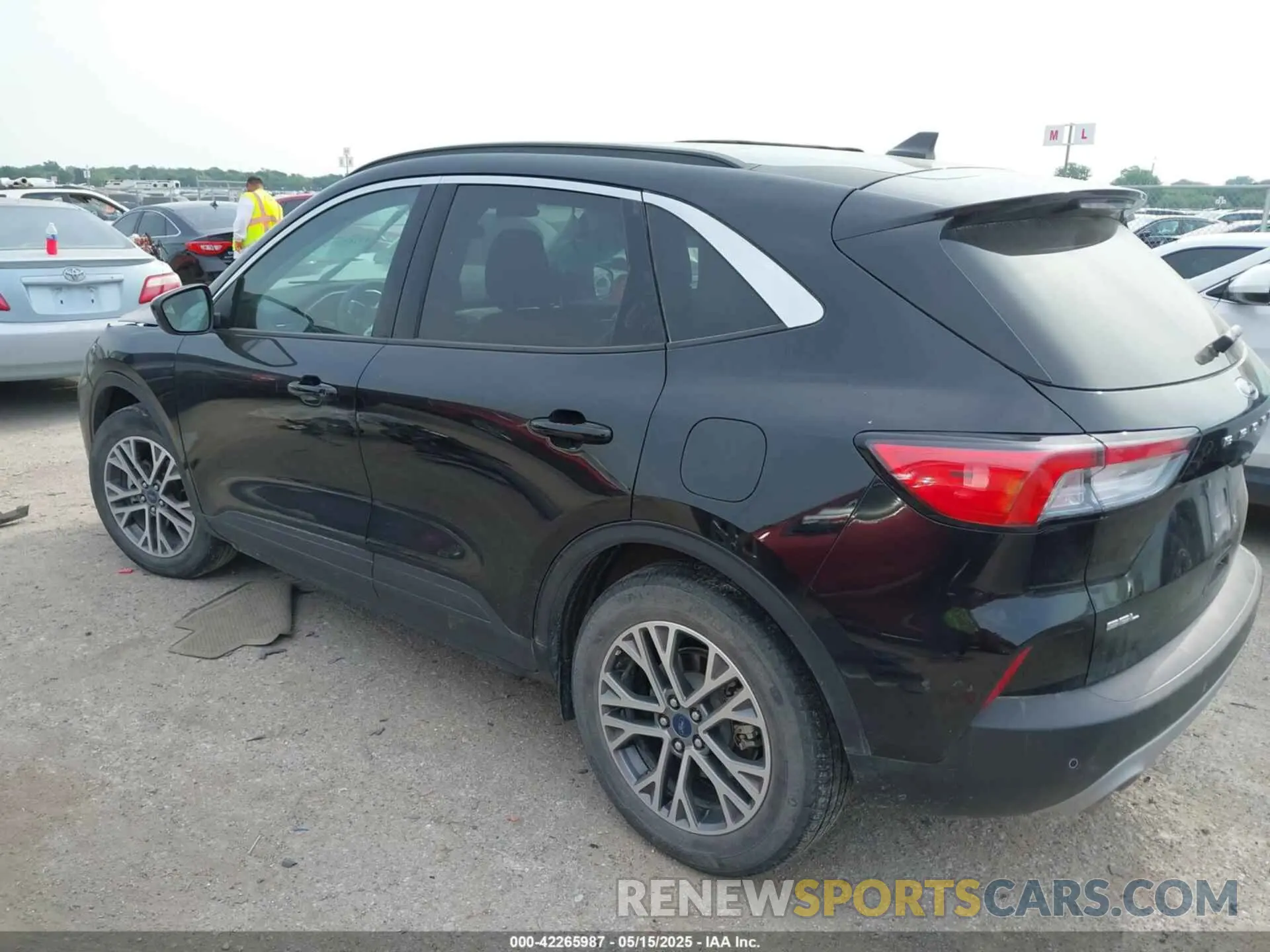 3 Photograph of a damaged car 1FMCU0H69NUB37900 FORD ESCAPE 2022