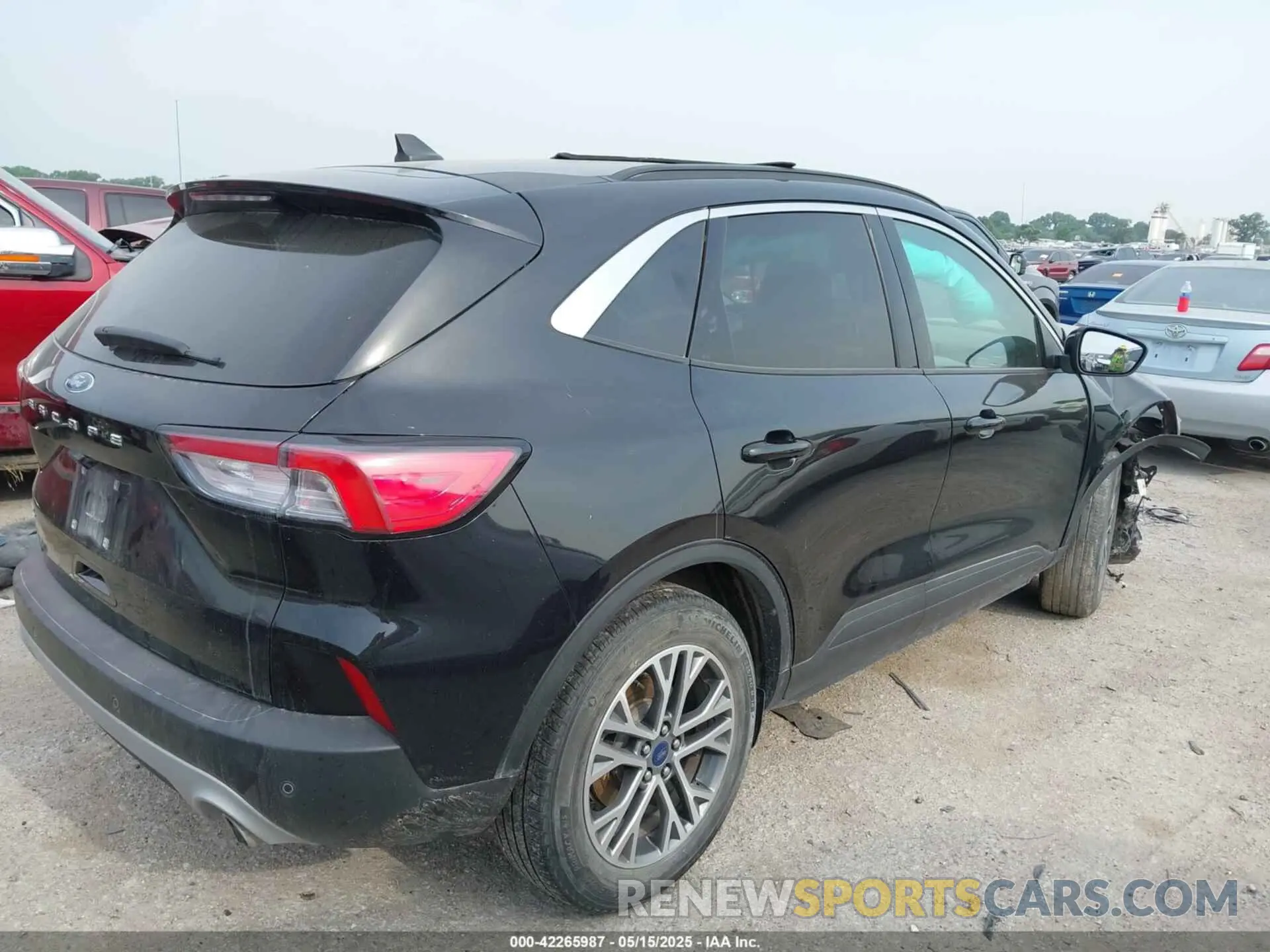 4 Photograph of a damaged car 1FMCU0H69NUB37900 FORD ESCAPE 2022