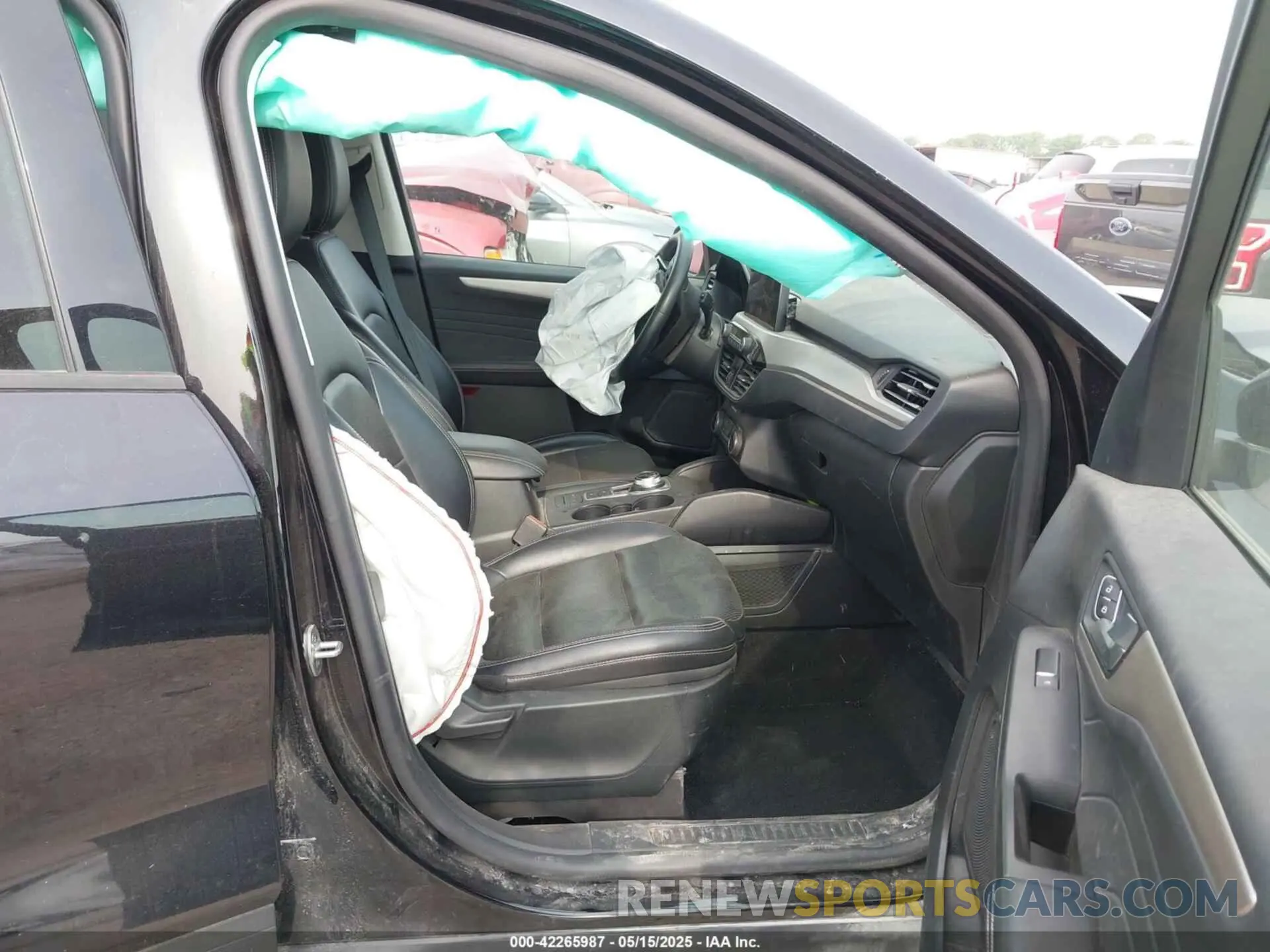 5 Photograph of a damaged car 1FMCU0H69NUB37900 FORD ESCAPE 2022