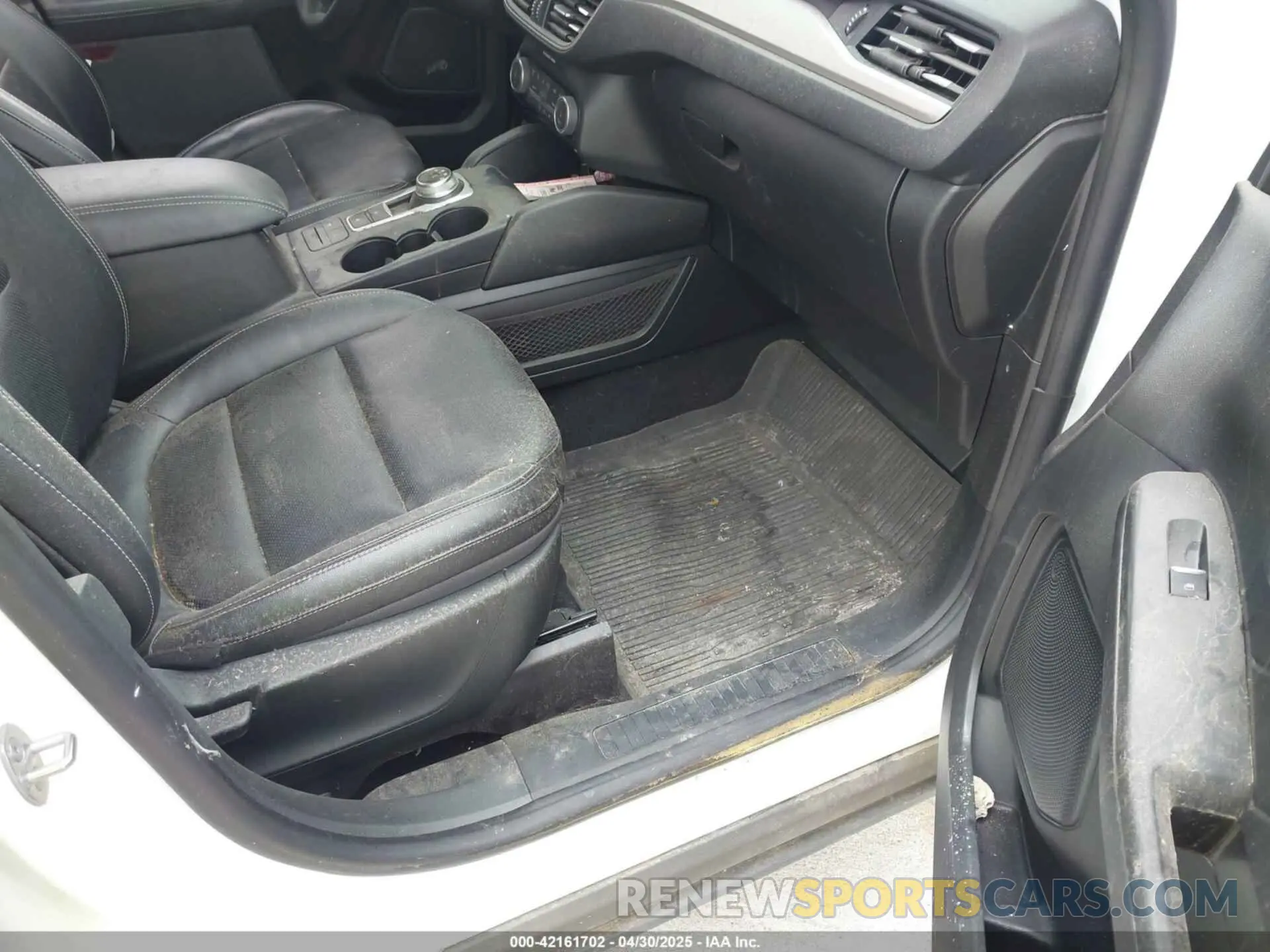 5 Photograph of a damaged car 1FMCU0H6XNUA83488 FORD ESCAPE 2022