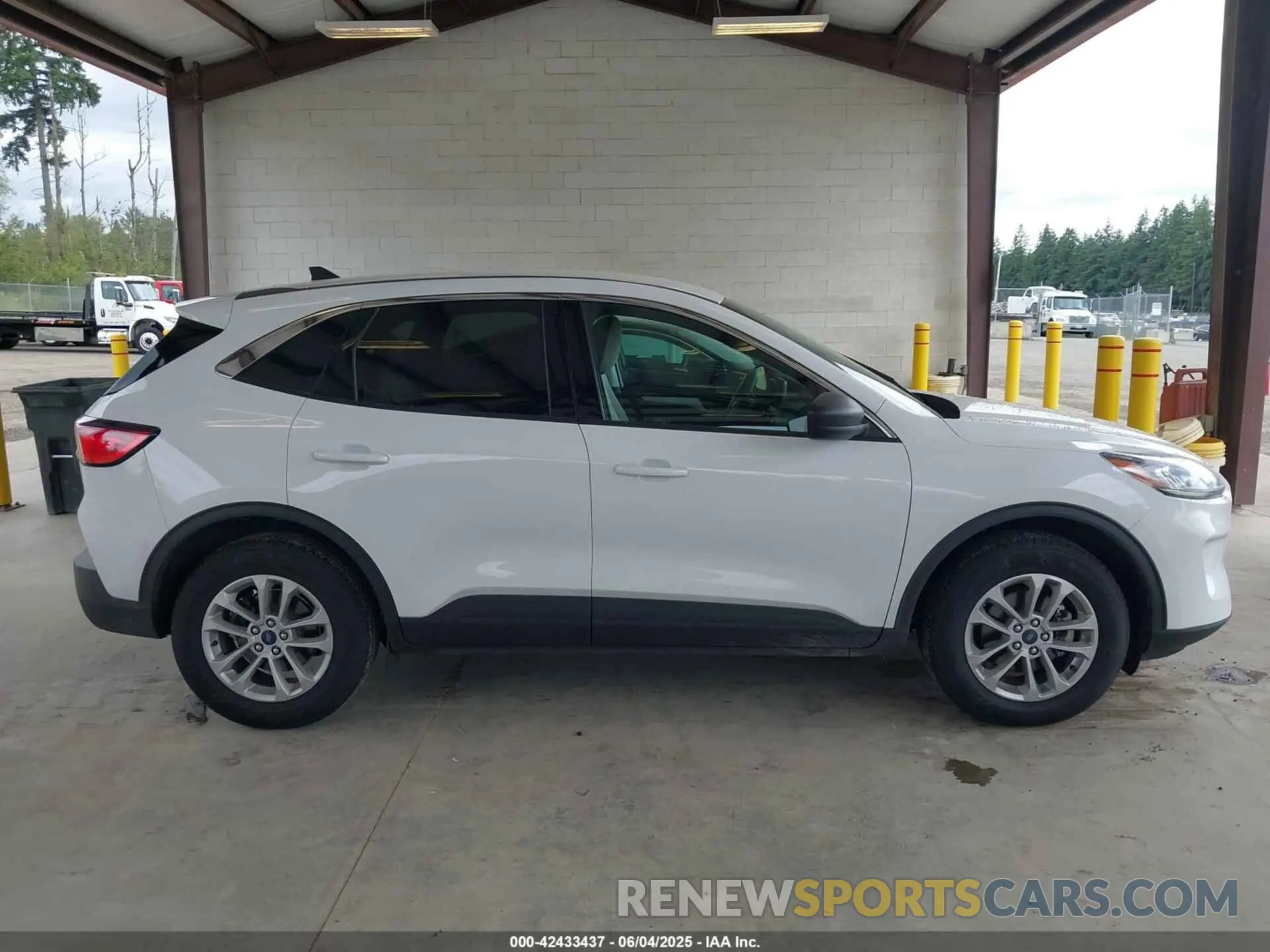 13 Photograph of a damaged car 1FMCU9BZ2N0U47284 FORD ESCAPE 2022