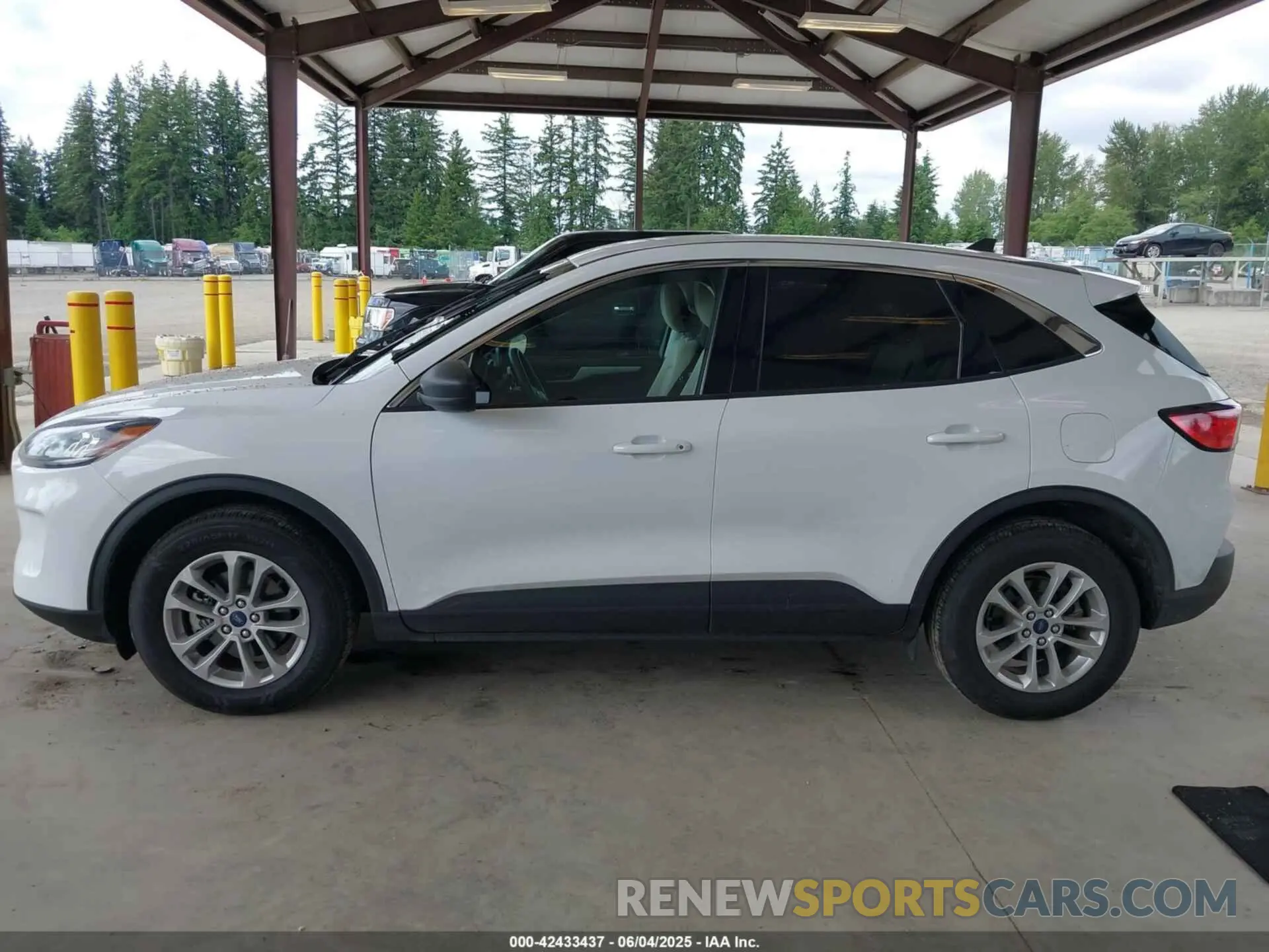 14 Photograph of a damaged car 1FMCU9BZ2N0U47284 FORD ESCAPE 2022