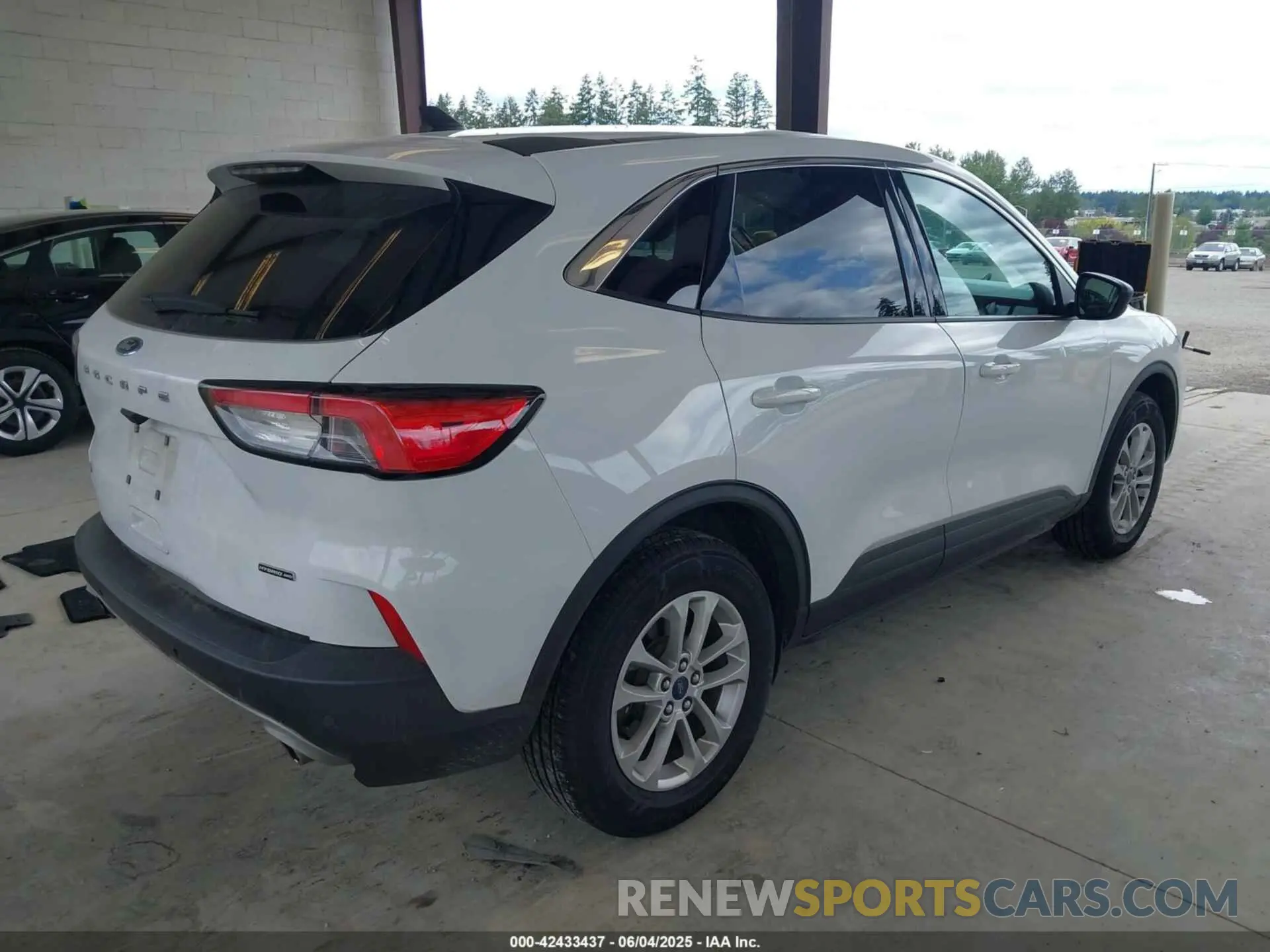 4 Photograph of a damaged car 1FMCU9BZ2N0U47284 FORD ESCAPE 2022