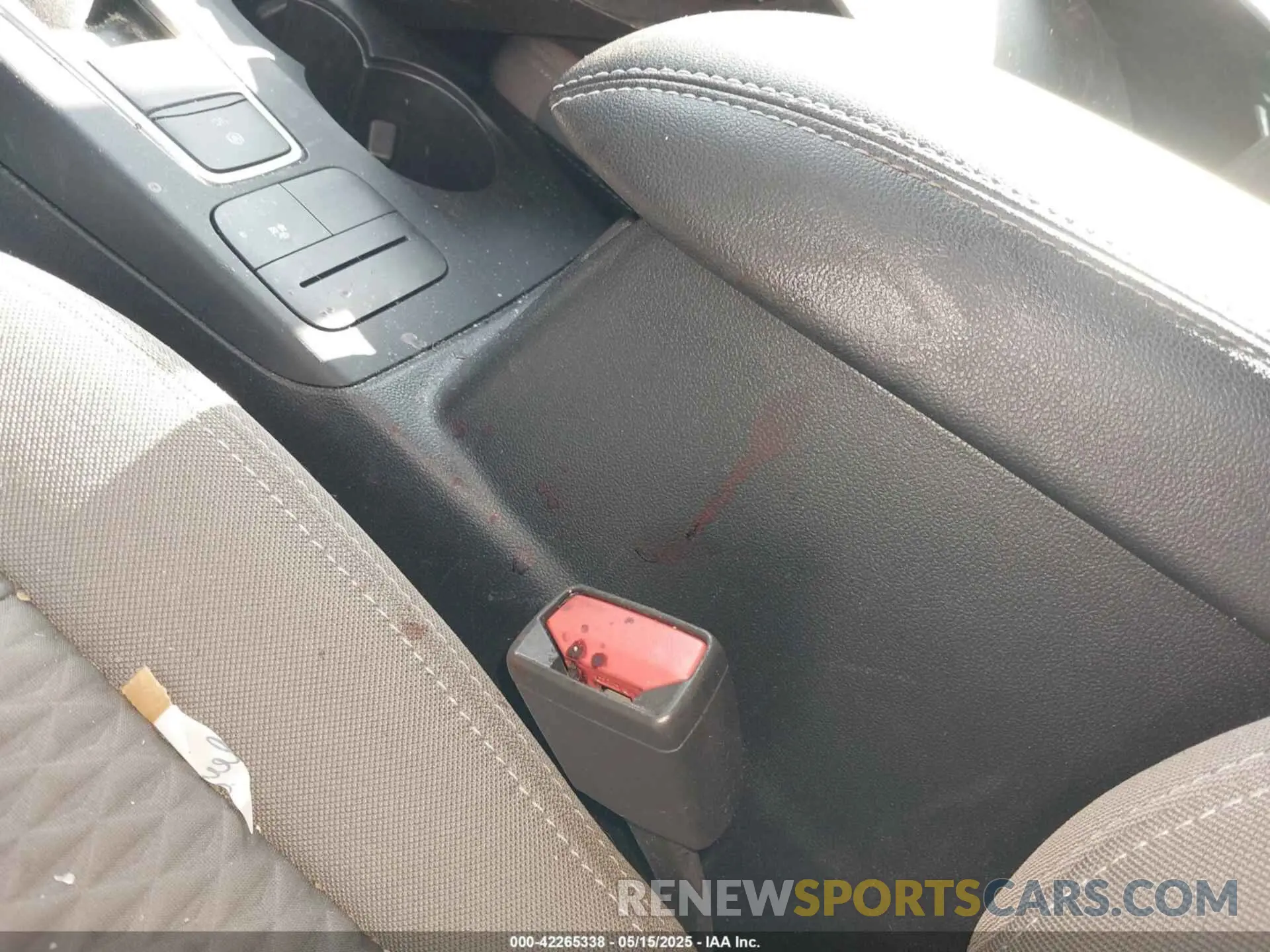 17 Photograph of a damaged car 1FMCU9BZ7NUB06992 FORD ESCAPE 2022