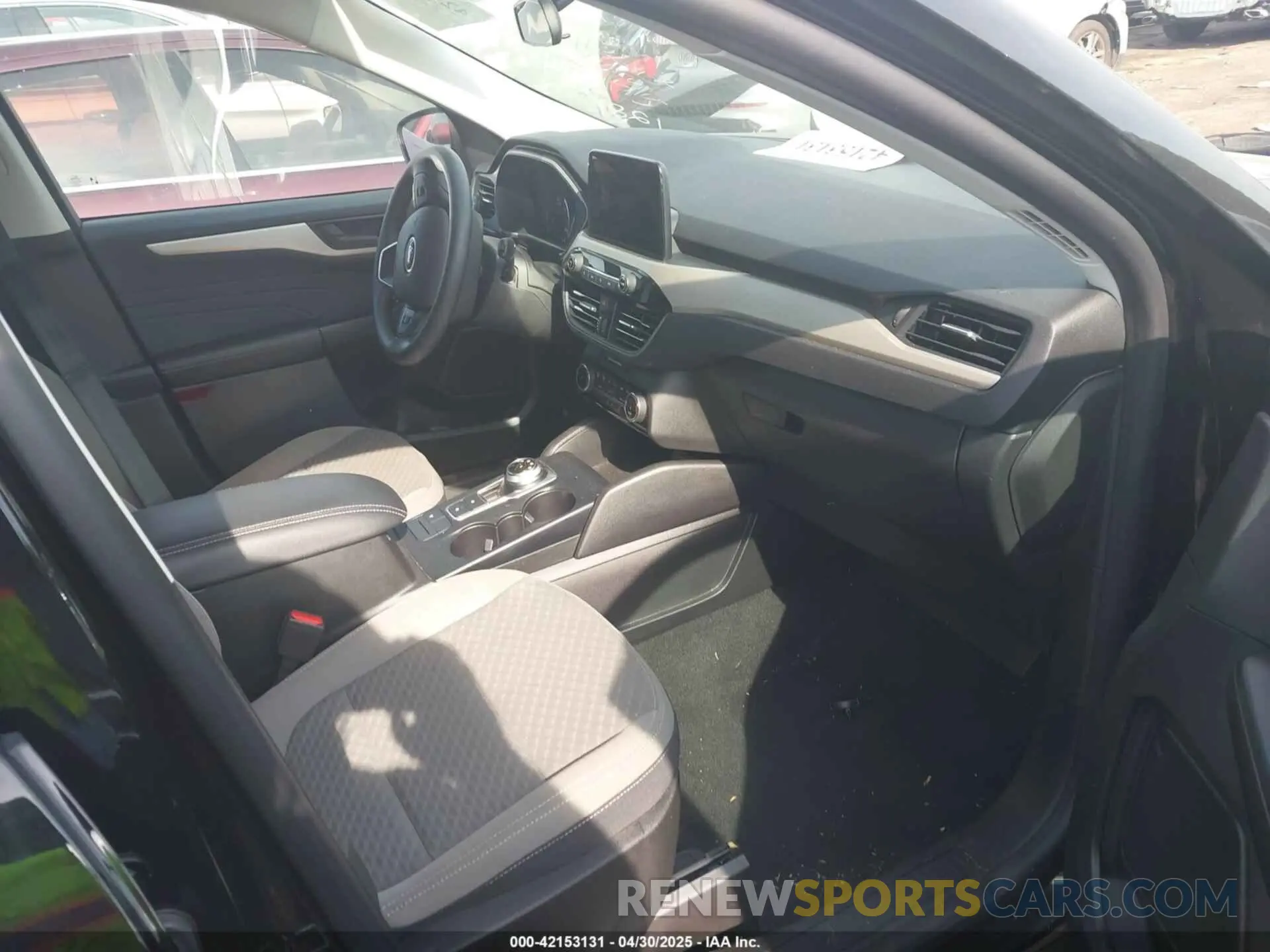 5 Photograph of a damaged car 1FMCU9BZ8NUB28239 FORD ESCAPE 2022