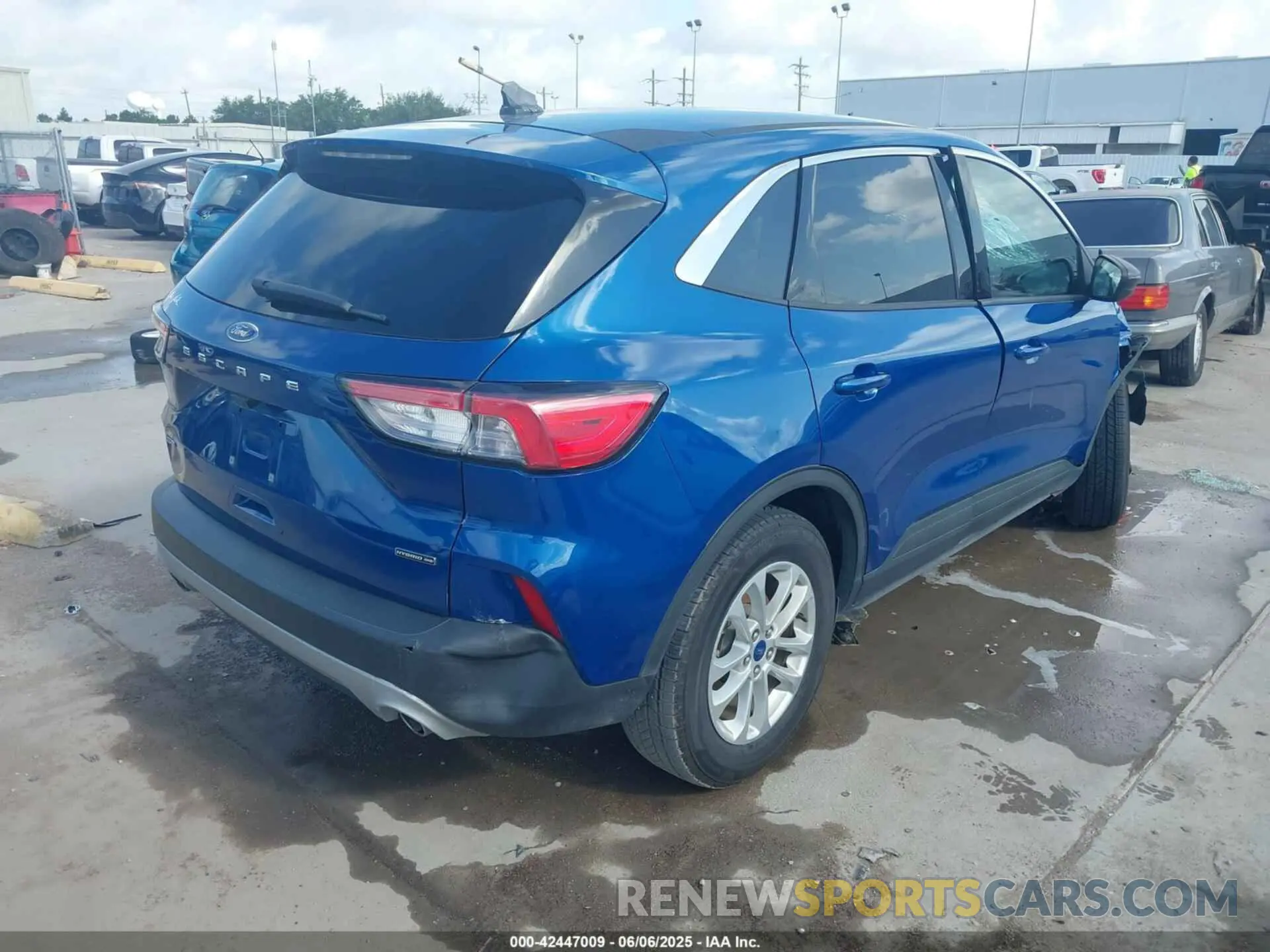 4 Photograph of a damaged car 1FMCU9BZ9NUA39229 FORD ESCAPE 2022