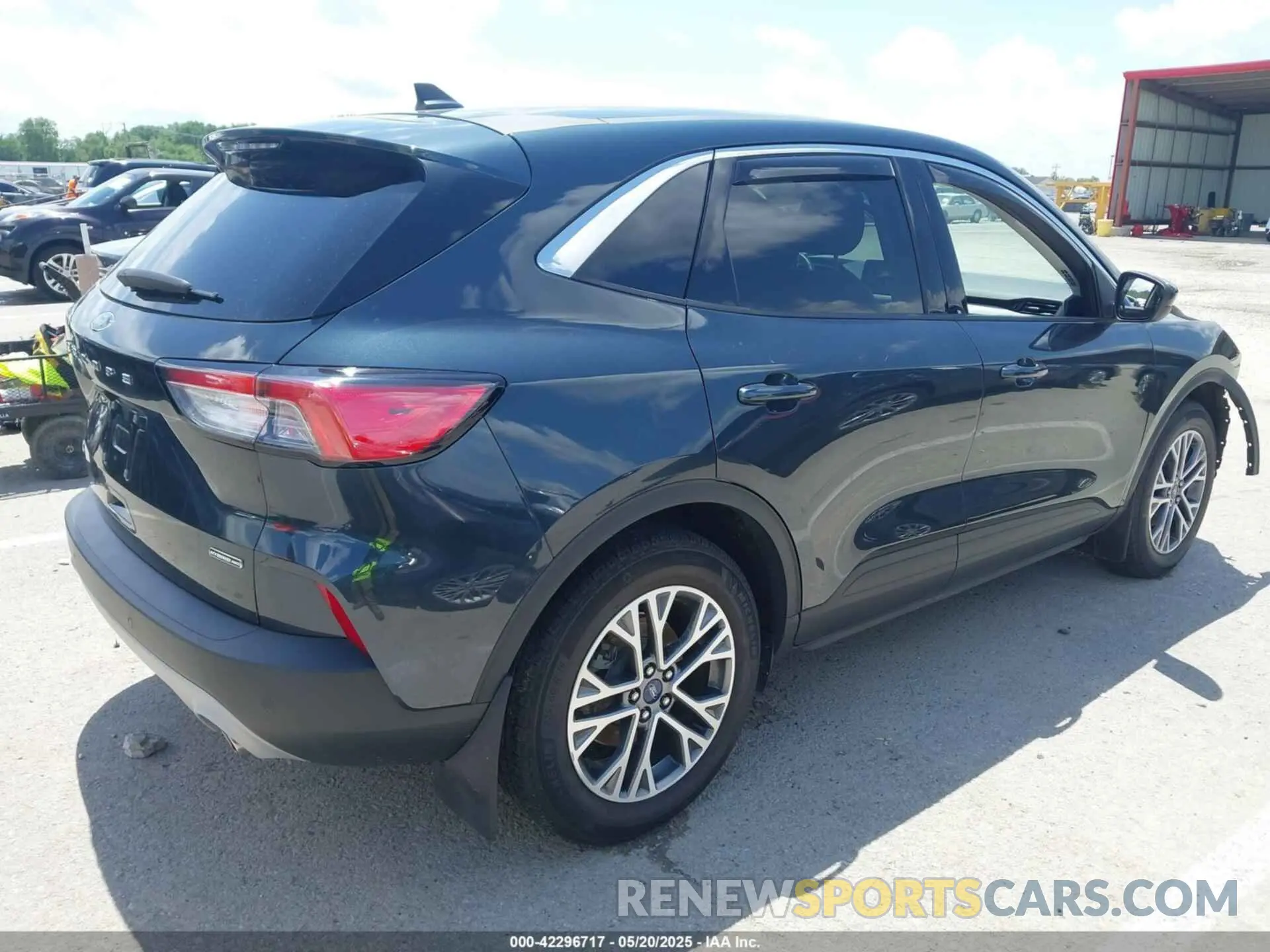 4 Photograph of a damaged car 1FMCU9CZ1NUA82218 FORD ESCAPE 2022