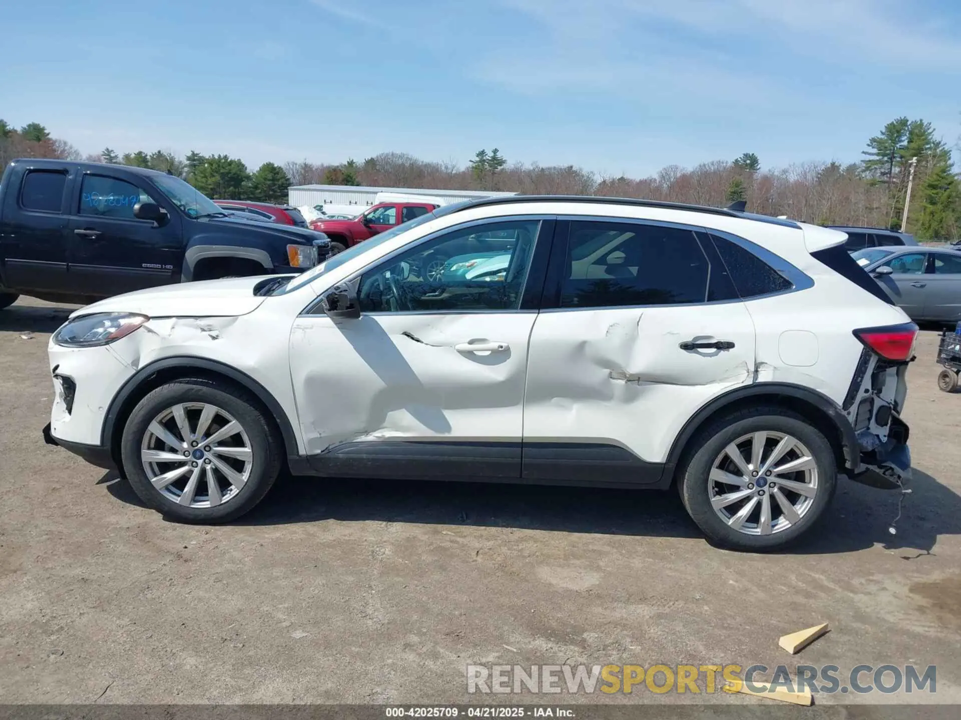 15 Photograph of a damaged car 1FMCU9DZ5NUA11487 FORD ESCAPE 2022