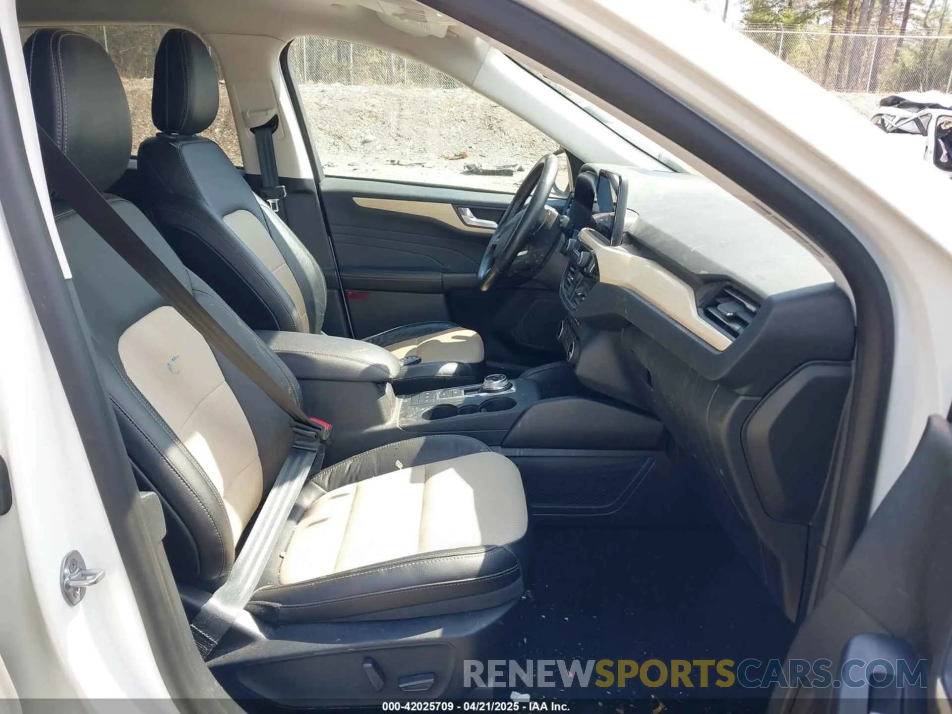 5 Photograph of a damaged car 1FMCU9DZ5NUA11487 FORD ESCAPE 2022