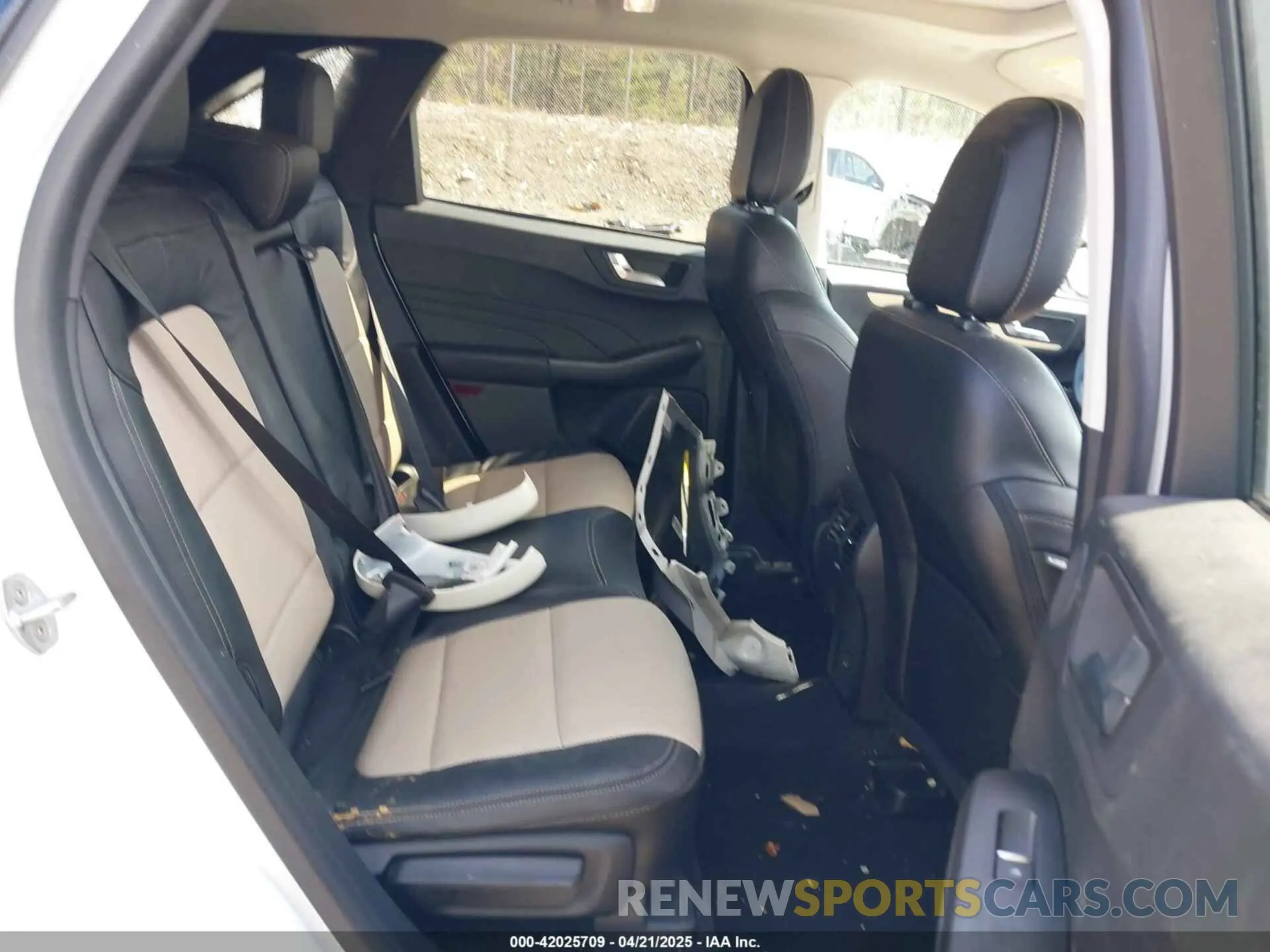 8 Photograph of a damaged car 1FMCU9DZ5NUA11487 FORD ESCAPE 2022