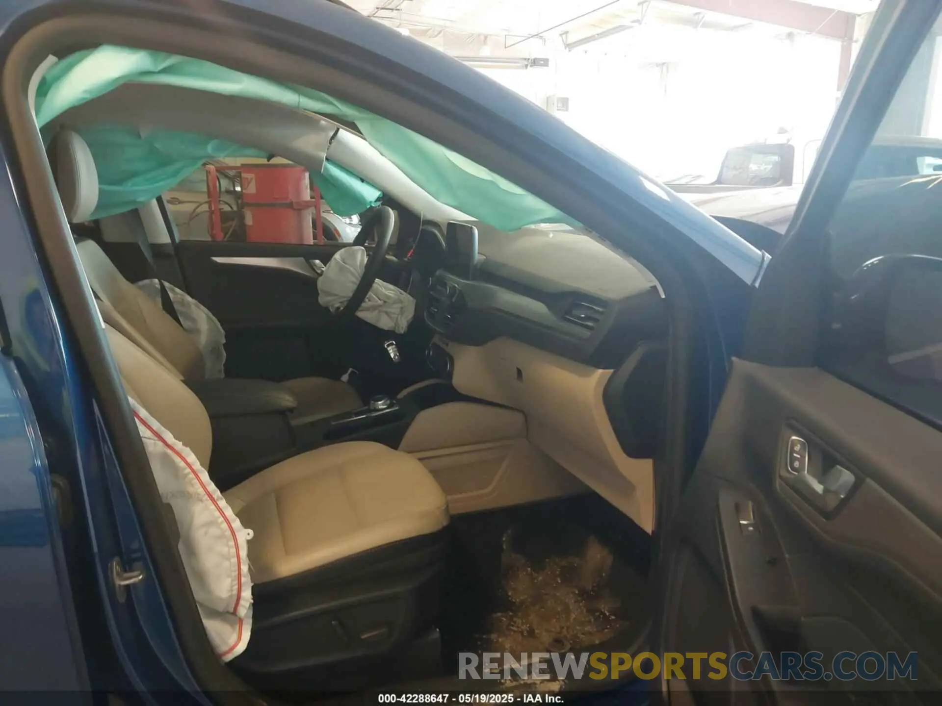 5 Photograph of a damaged car 1FMCU9DZ9NUA38627 FORD ESCAPE 2022