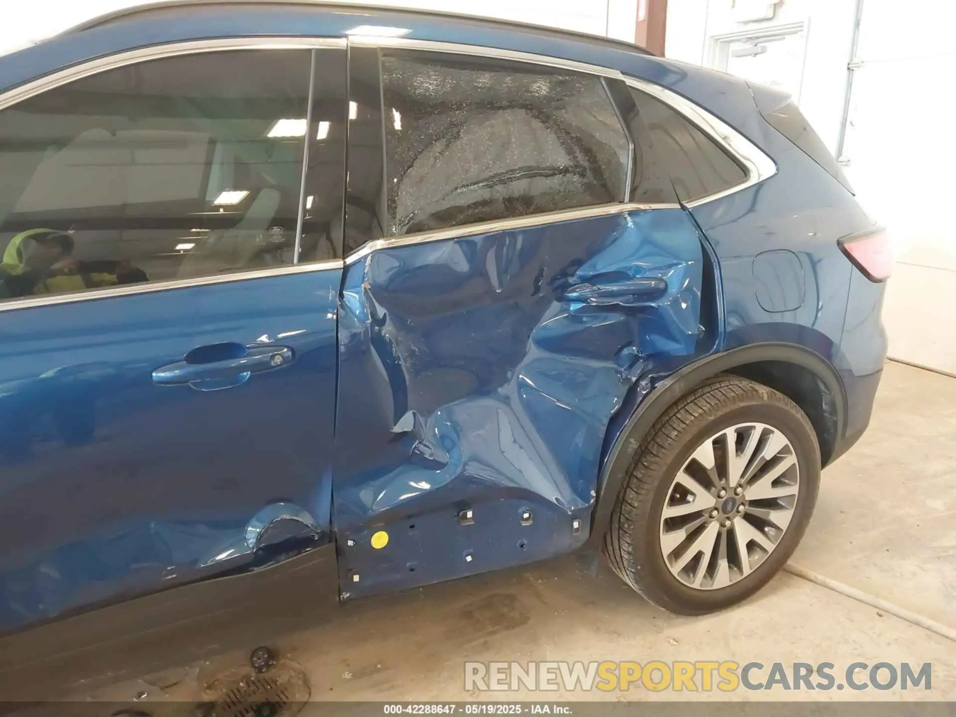 6 Photograph of a damaged car 1FMCU9DZ9NUA38627 FORD ESCAPE 2022
