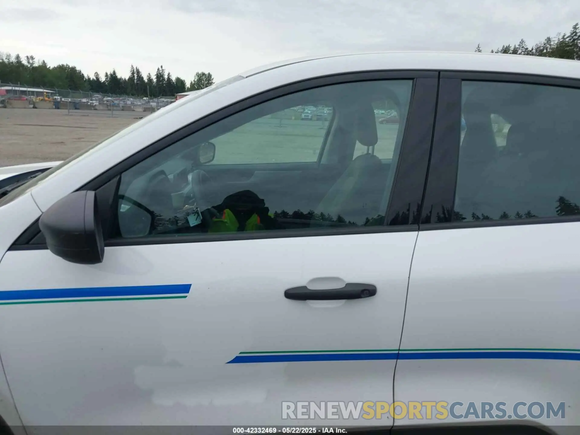 14 Photograph of a damaged car 1FMCU9F62NUB00419 FORD ESCAPE 2022
