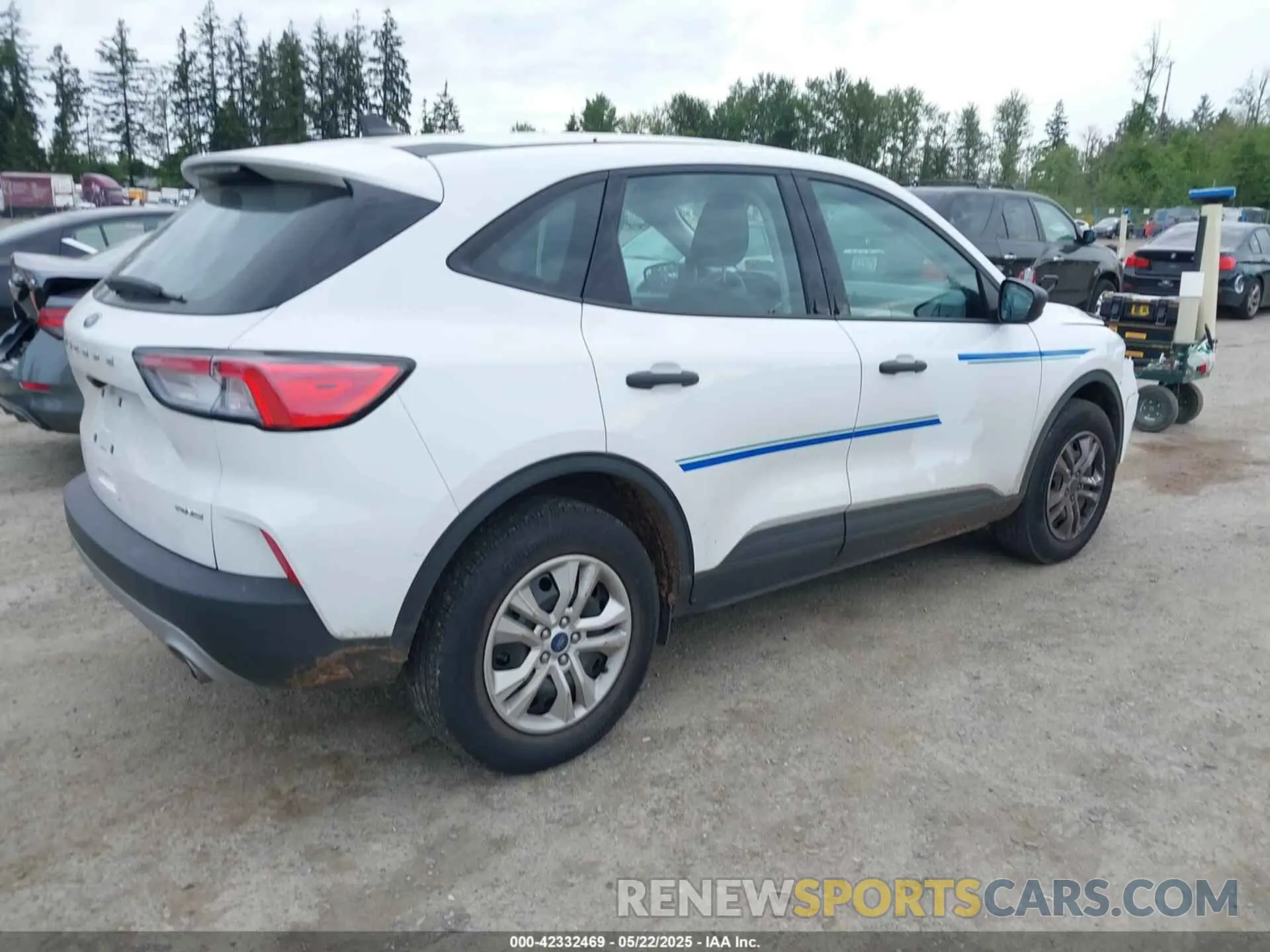 4 Photograph of a damaged car 1FMCU9F62NUB00419 FORD ESCAPE 2022