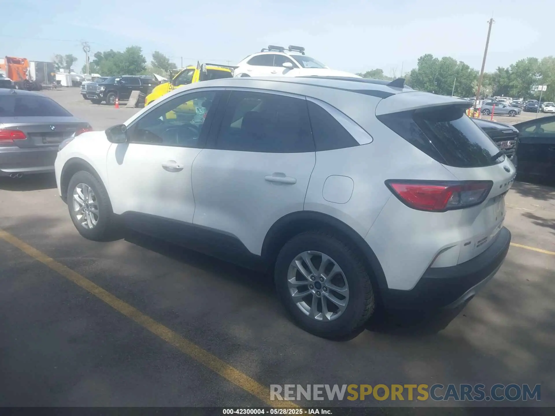3 Photograph of a damaged car 1FMCU9G61NUA61014 FORD ESCAPE 2022
