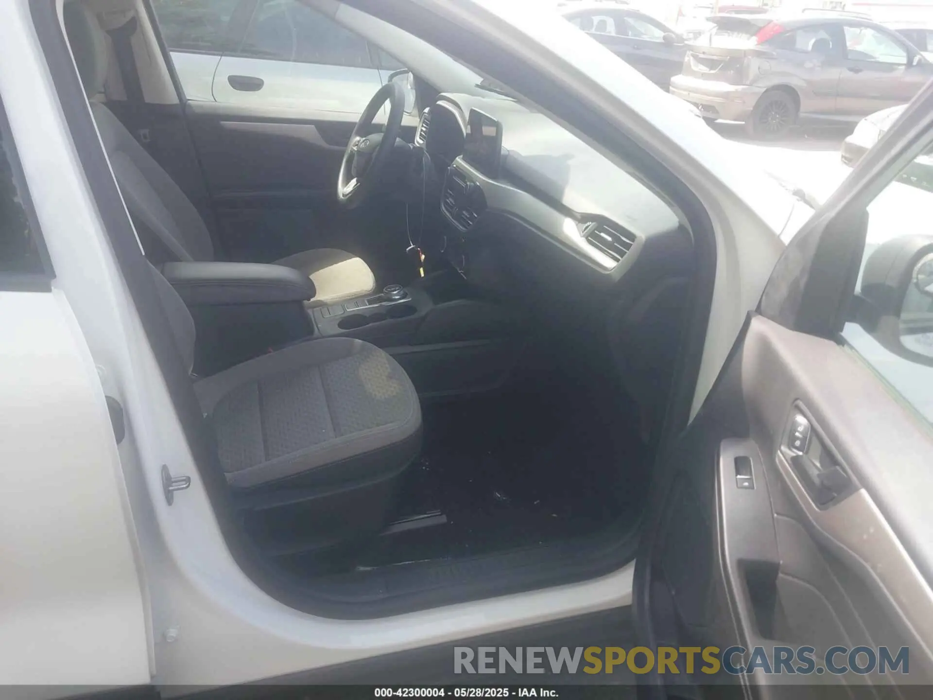 5 Photograph of a damaged car 1FMCU9G61NUA61014 FORD ESCAPE 2022
