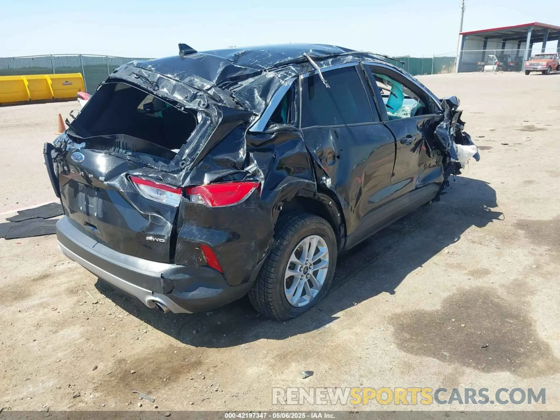 4 Photograph of a damaged car 1FMCU9G61NUA84261 FORD ESCAPE 2022