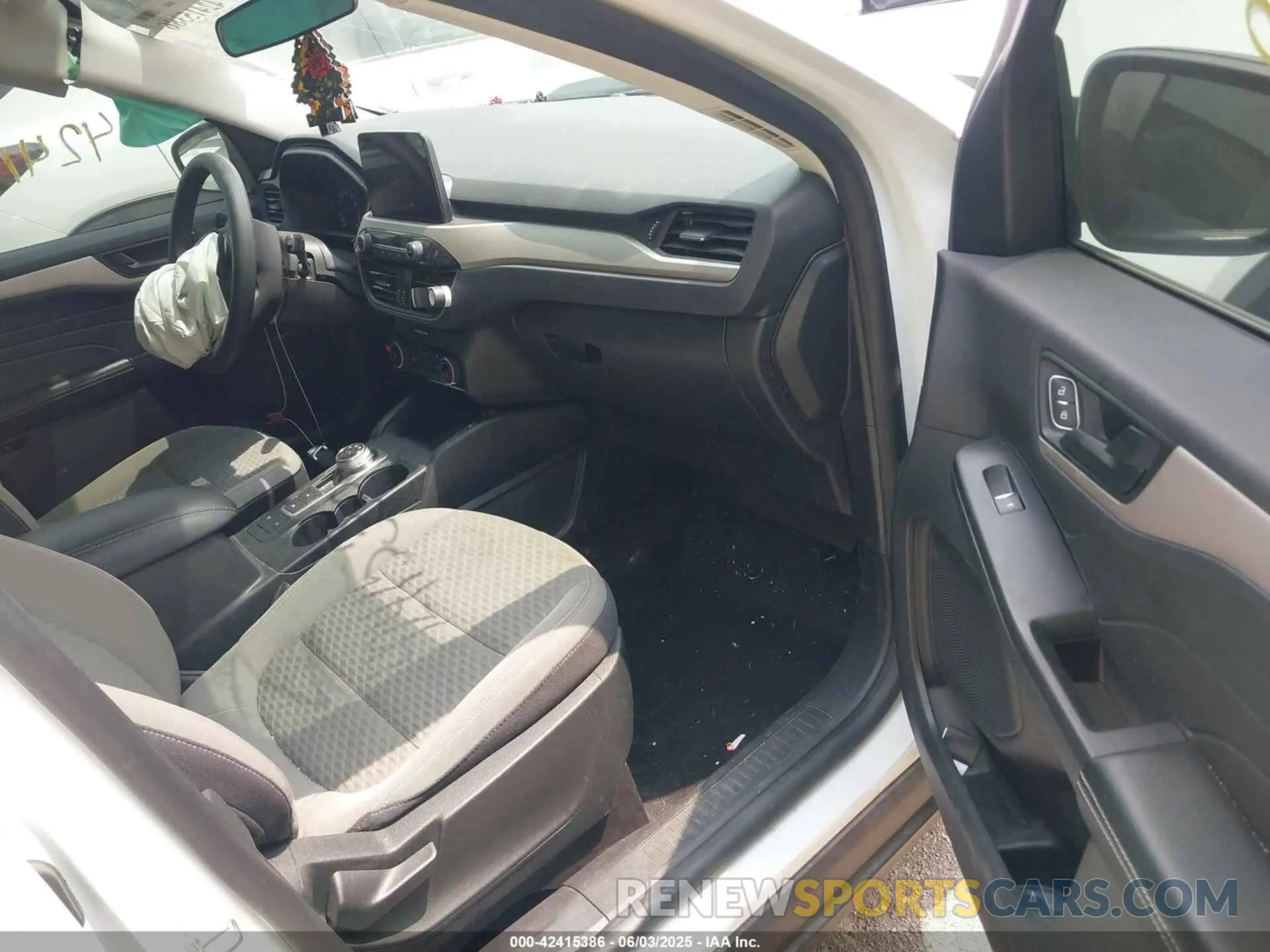 5 Photograph of a damaged car 1FMCU9G62NUA34405 FORD ESCAPE 2022
