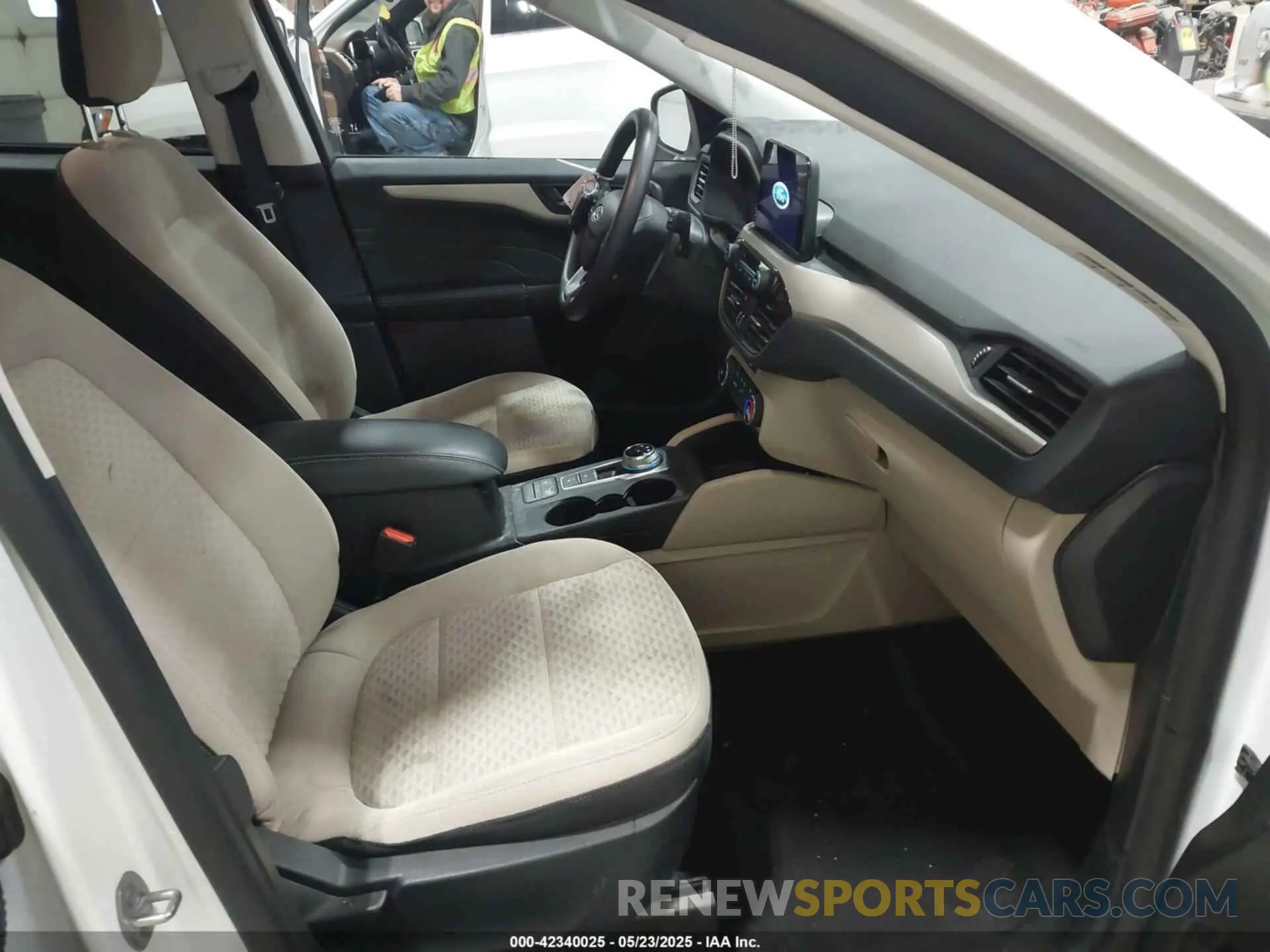 5 Photograph of a damaged car 1FMCU9G62NUA68425 FORD ESCAPE 2022