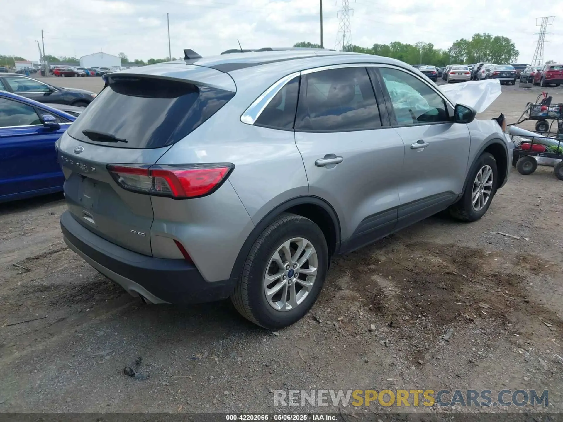 4 Photograph of a damaged car 1FMCU9G62NUB34729 FORD ESCAPE 2022