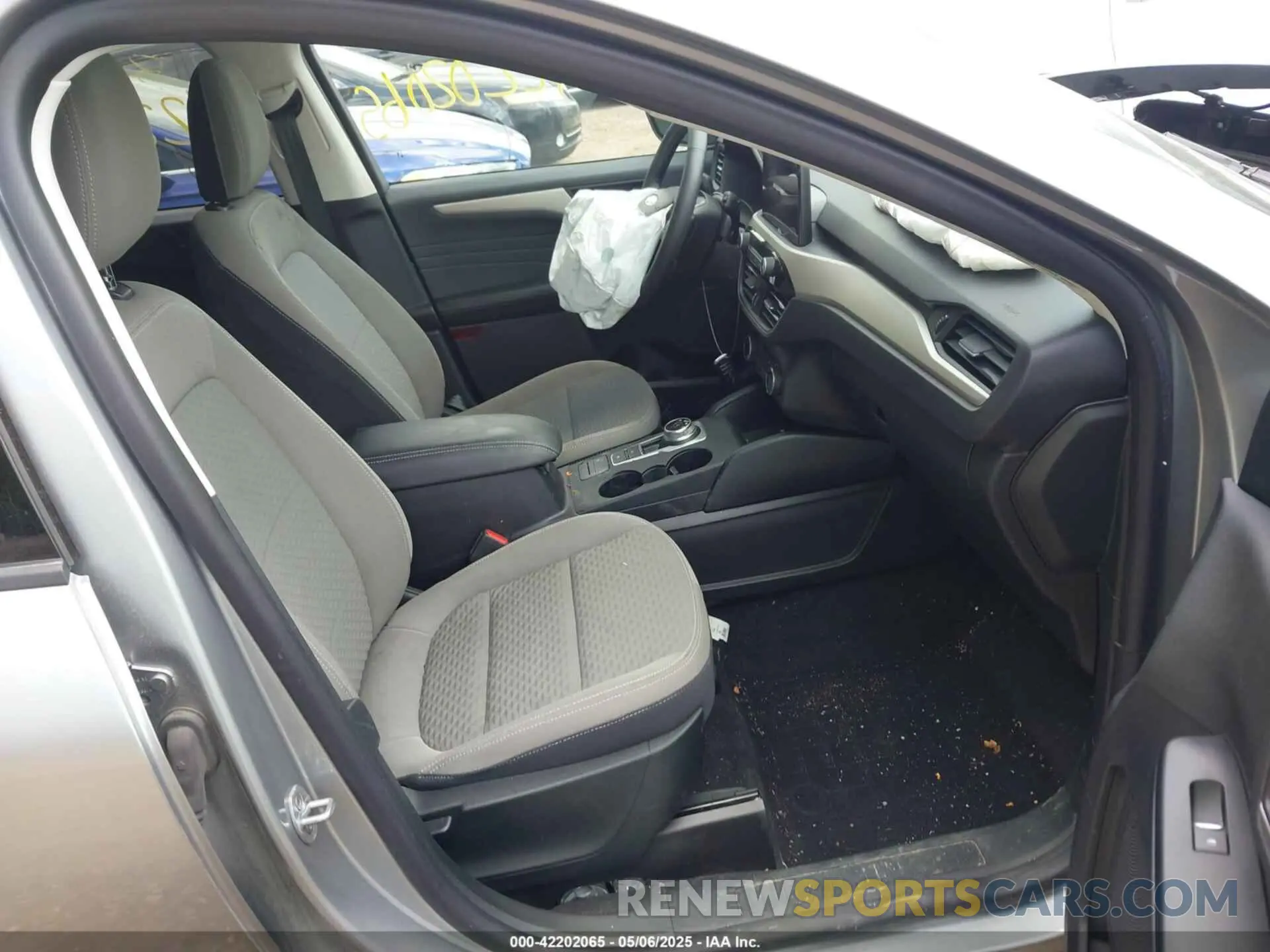 5 Photograph of a damaged car 1FMCU9G62NUB34729 FORD ESCAPE 2022