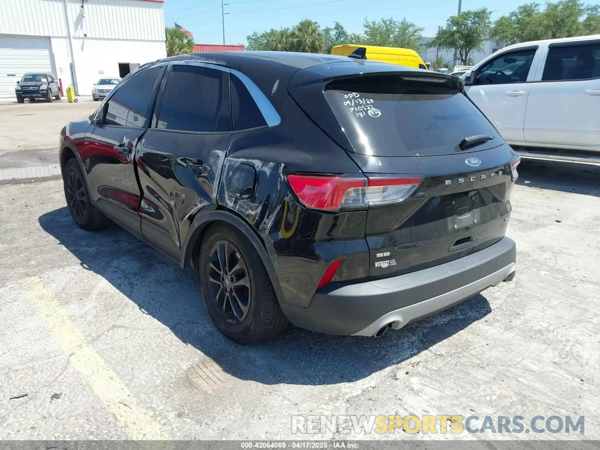 3 Photograph of a damaged car 1FMCU9G63NUB37820 FORD ESCAPE 2022