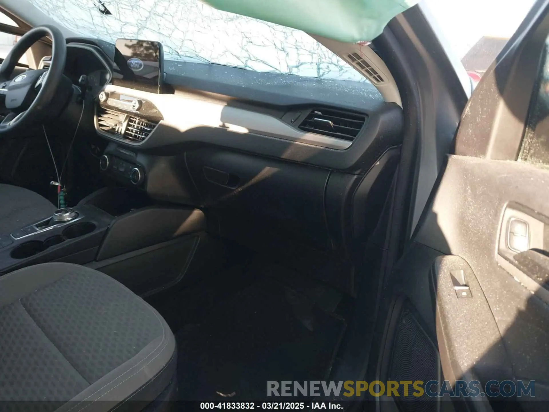 5 Photograph of a damaged car 1FMCU9G63NUC03637 FORD ESCAPE 2022