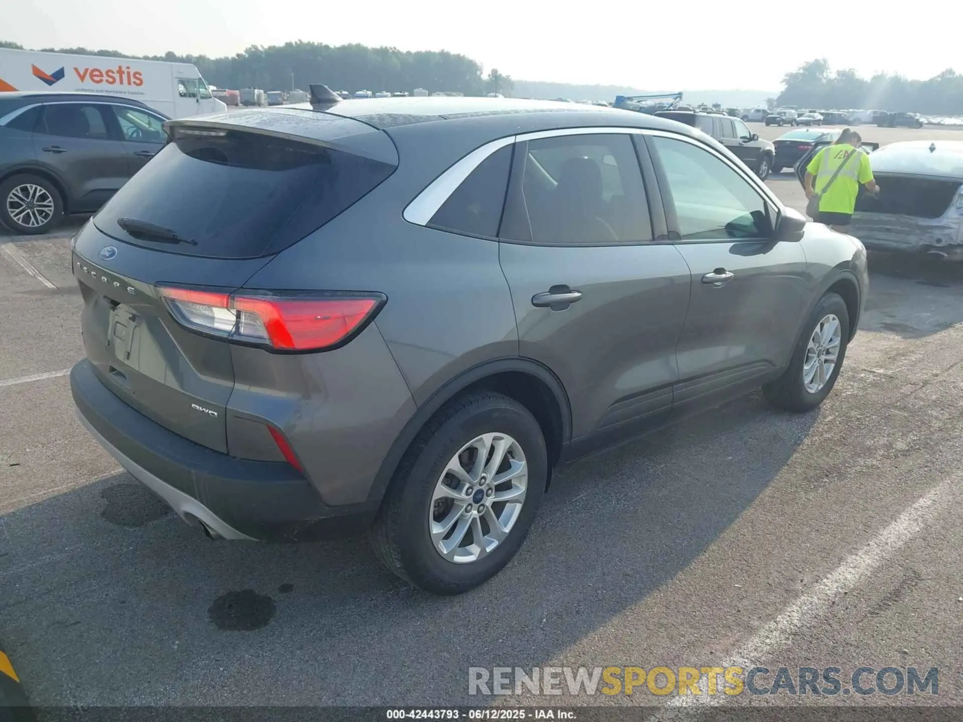 4 Photograph of a damaged car 1FMCU9G64NUA04516 FORD ESCAPE 2022