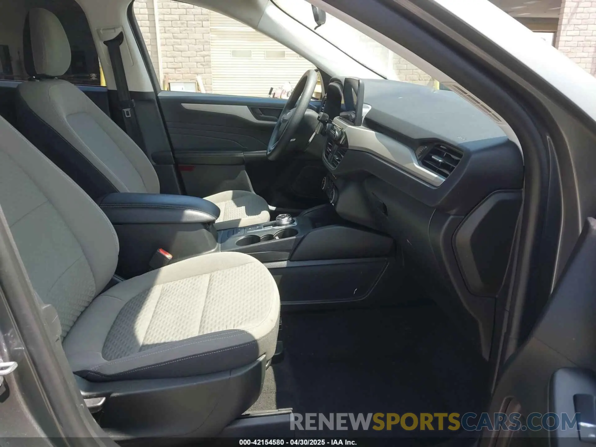 5 Photograph of a damaged car 1FMCU9G64NUA67325 FORD ESCAPE 2022