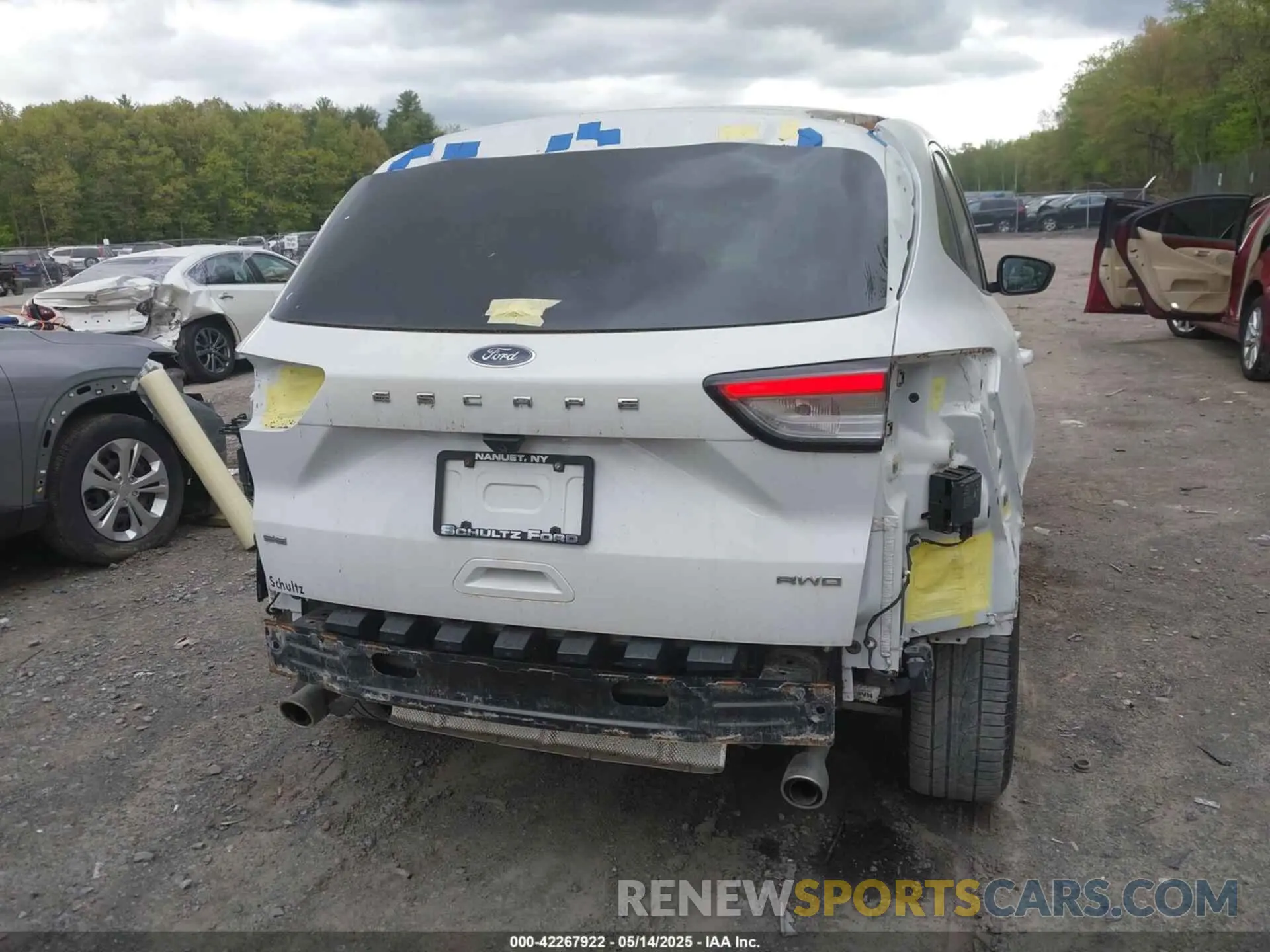 17 Photograph of a damaged car 1FMCU9G64NUB41262 FORD ESCAPE 2022