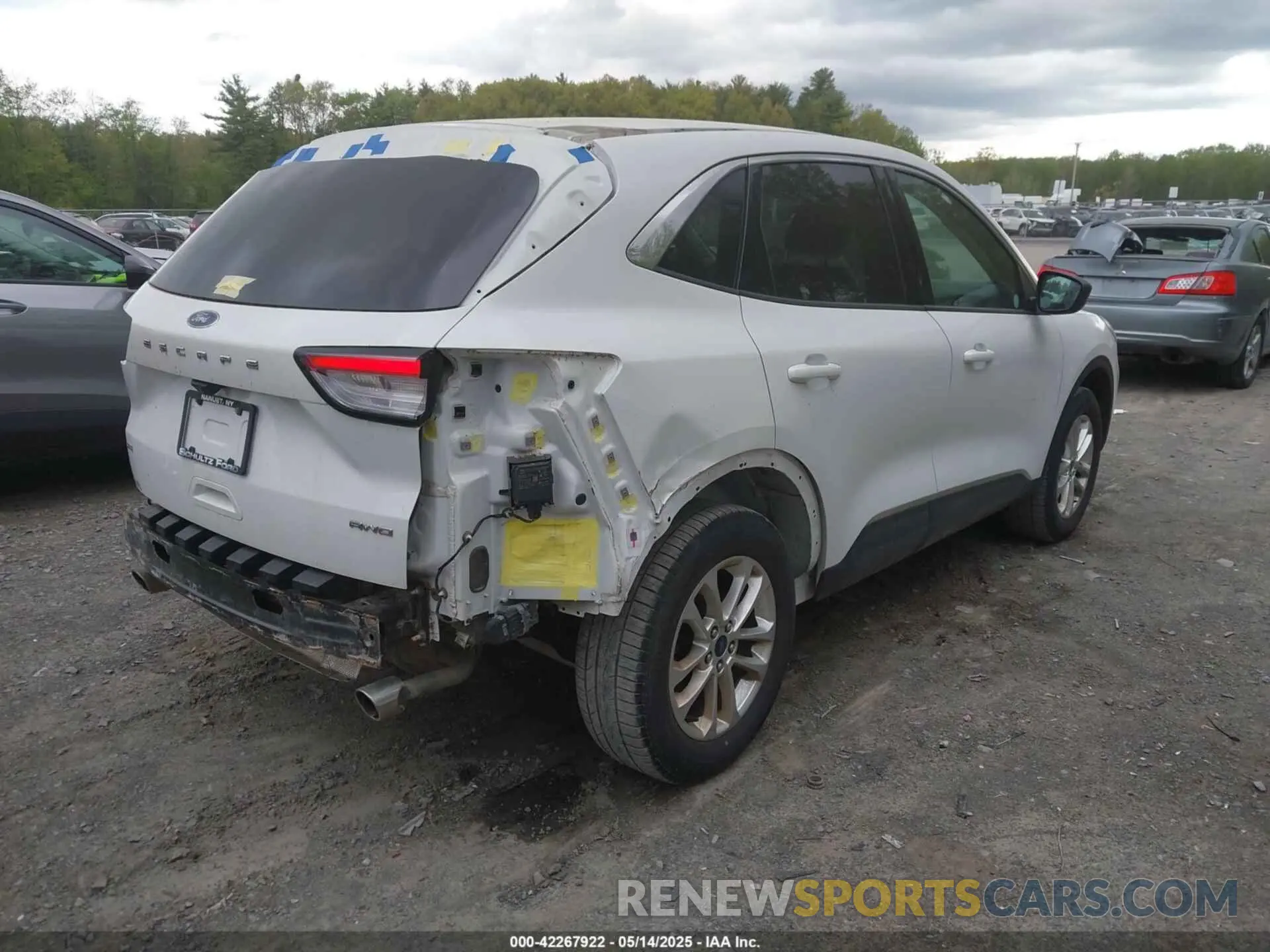 4 Photograph of a damaged car 1FMCU9G64NUB41262 FORD ESCAPE 2022