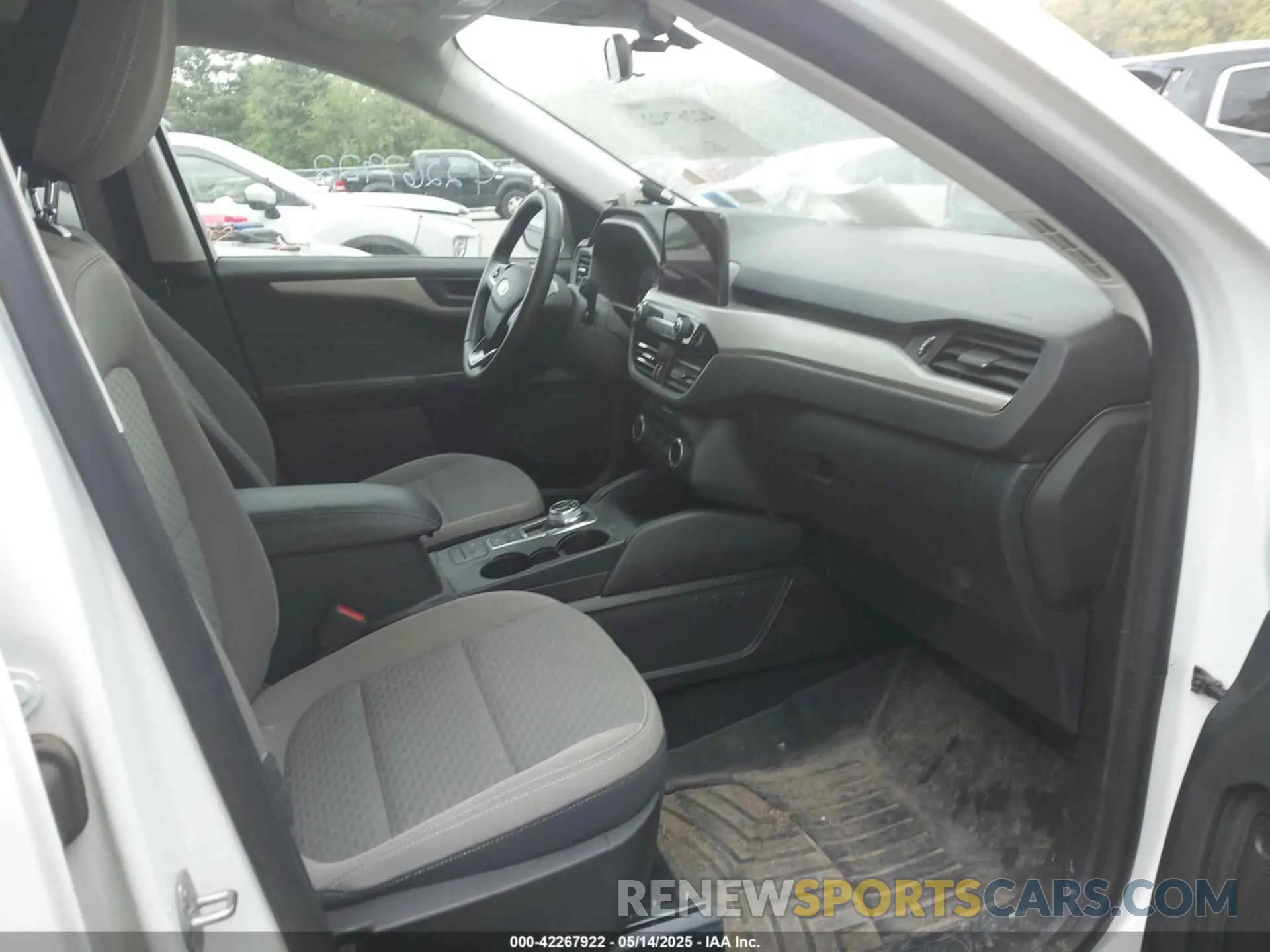 5 Photograph of a damaged car 1FMCU9G64NUB41262 FORD ESCAPE 2022