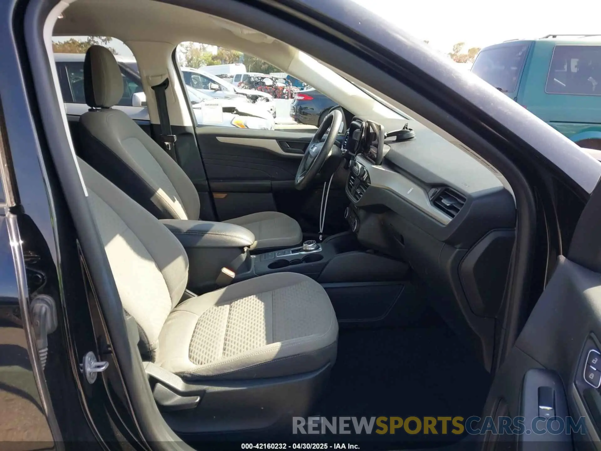 5 Photograph of a damaged car 1FMCU9G65NUA70007 FORD ESCAPE 2022