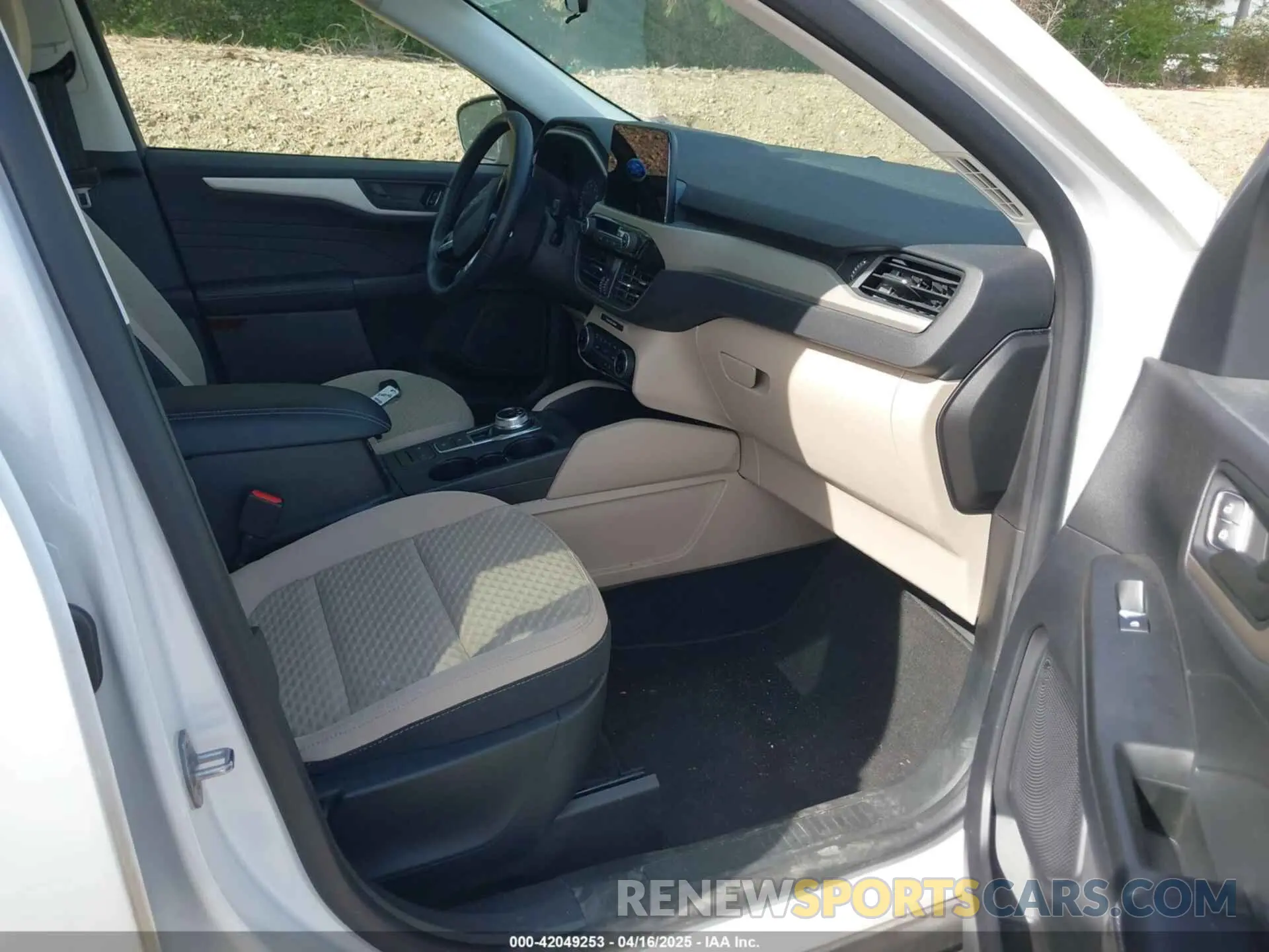 5 Photograph of a damaged car 1FMCU9G66NUA79069 FORD ESCAPE 2022