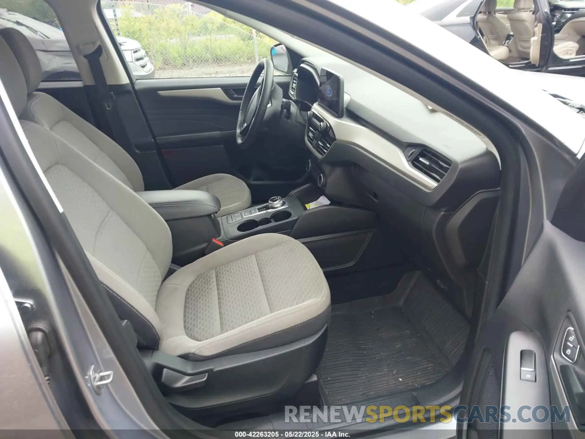 5 Photograph of a damaged car 1FMCU9G67NUB41403 FORD ESCAPE 2022