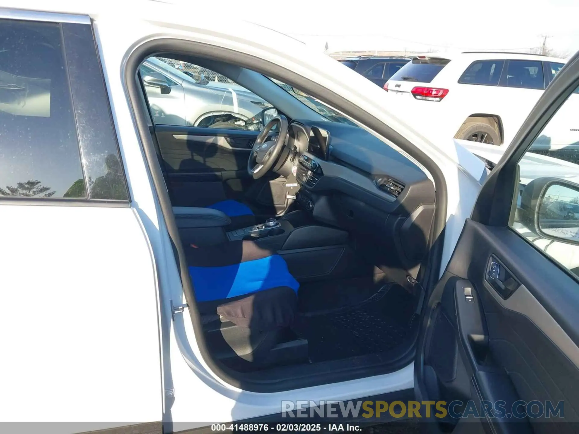5 Photograph of a damaged car 1FMCU9G68NUA44940 FORD ESCAPE 2022