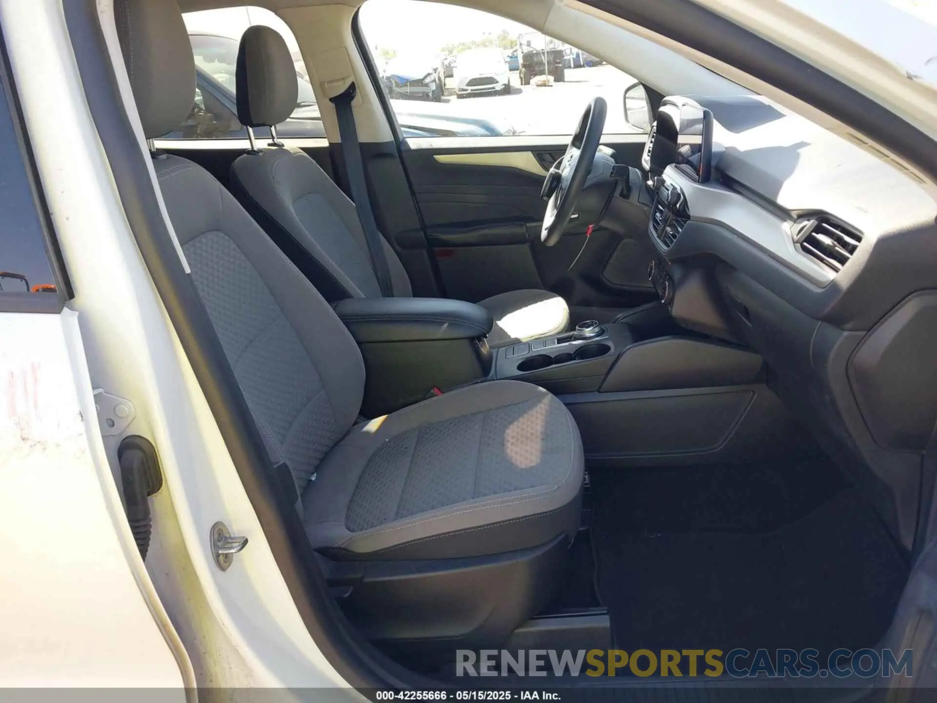 5 Photograph of a damaged car 1FMCU9G69NUA60967 FORD ESCAPE 2022