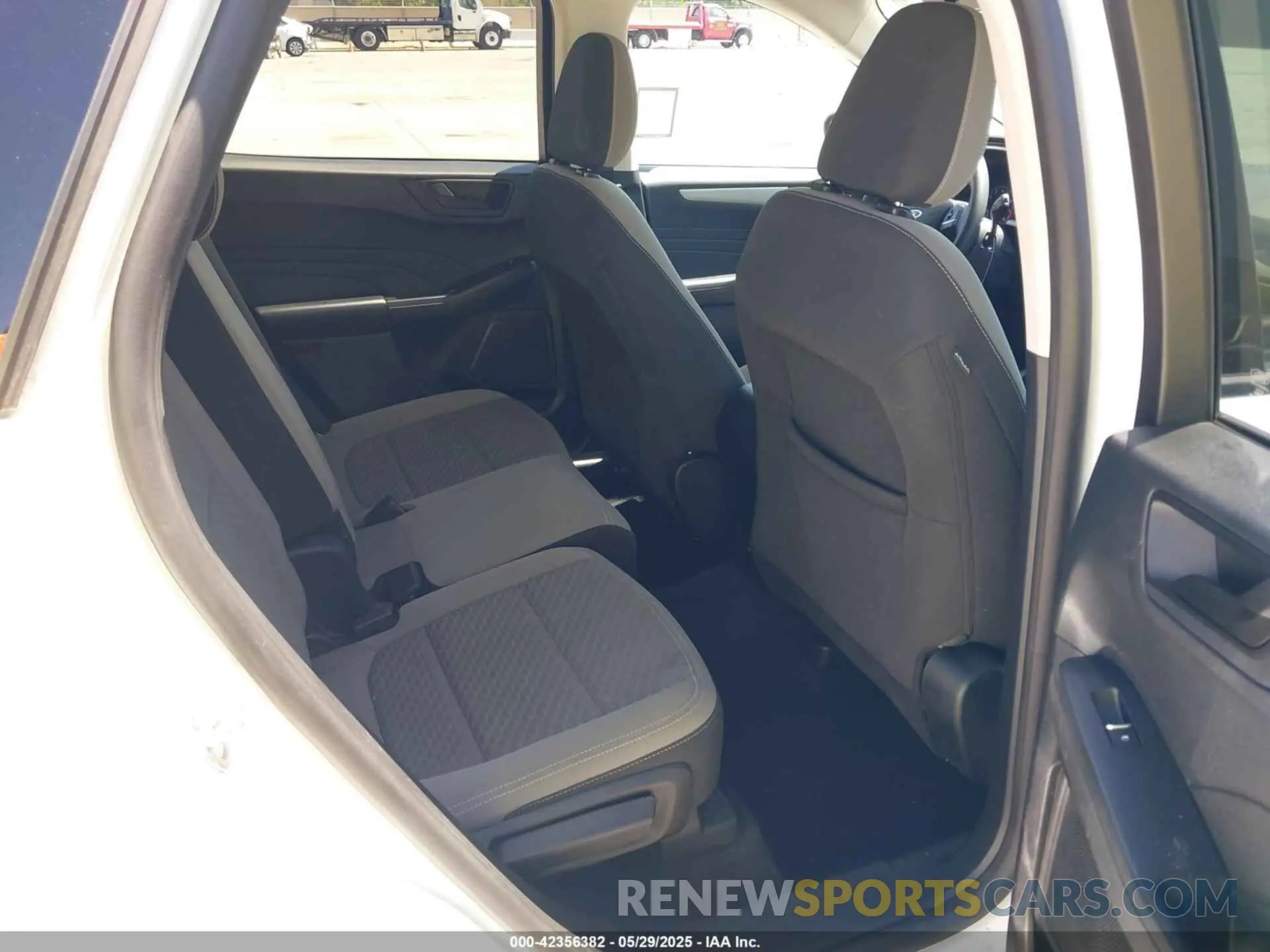 8 Photograph of a damaged car 1FMCU9G69NUA62119 FORD ESCAPE 2022