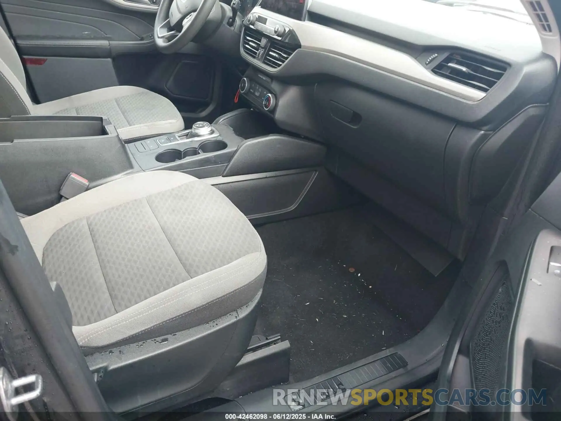 5 Photograph of a damaged car 1FMCU9G6XNUB22778 FORD ESCAPE 2022