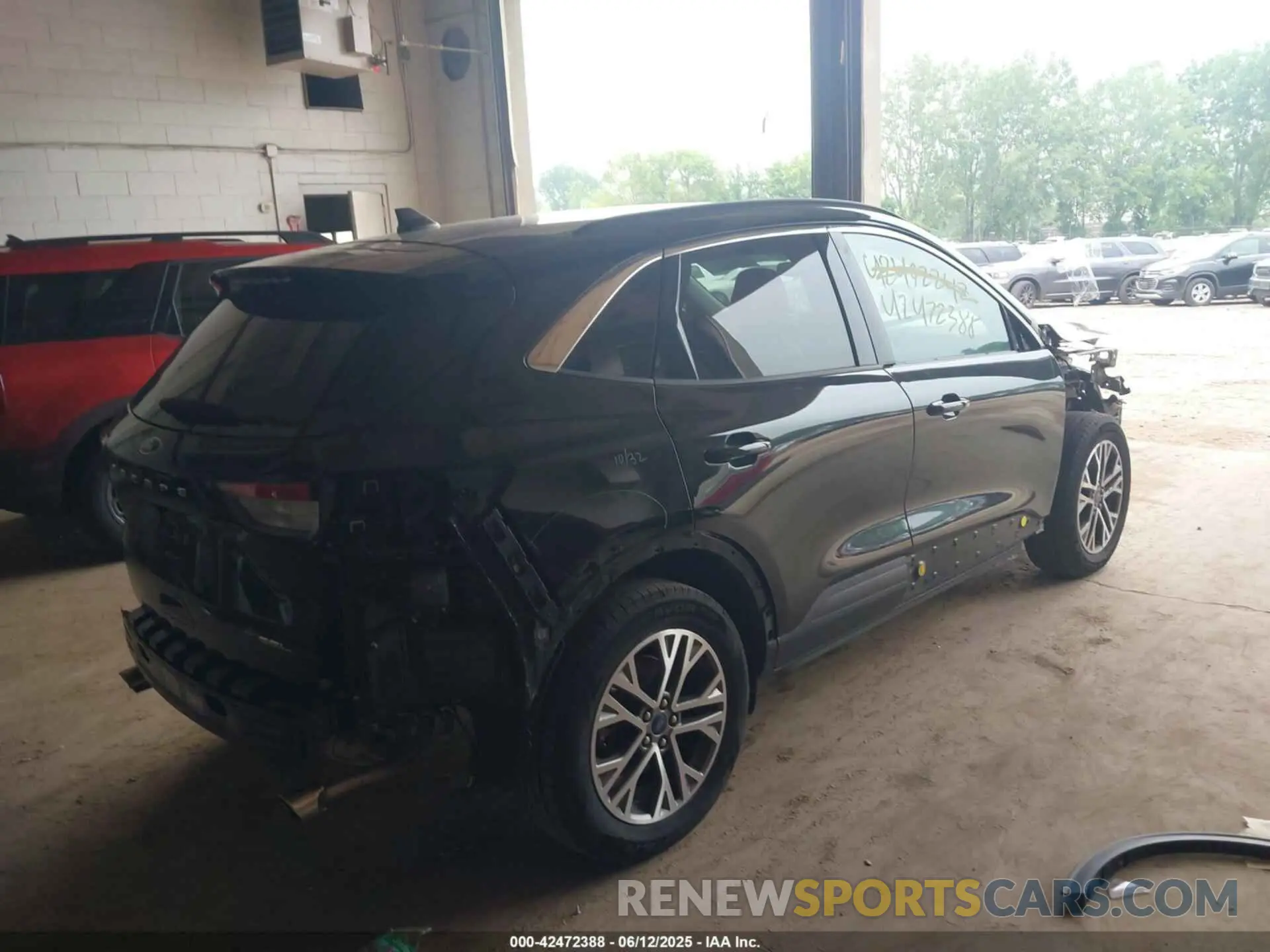 4 Photograph of a damaged car 1FMCU9H60NUB94474 FORD ESCAPE 2022
