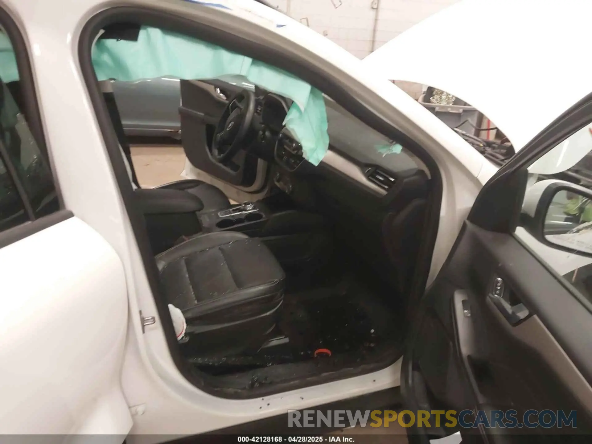 5 Photograph of a damaged car 1FMCU9H68NUA43382 FORD ESCAPE 2022
