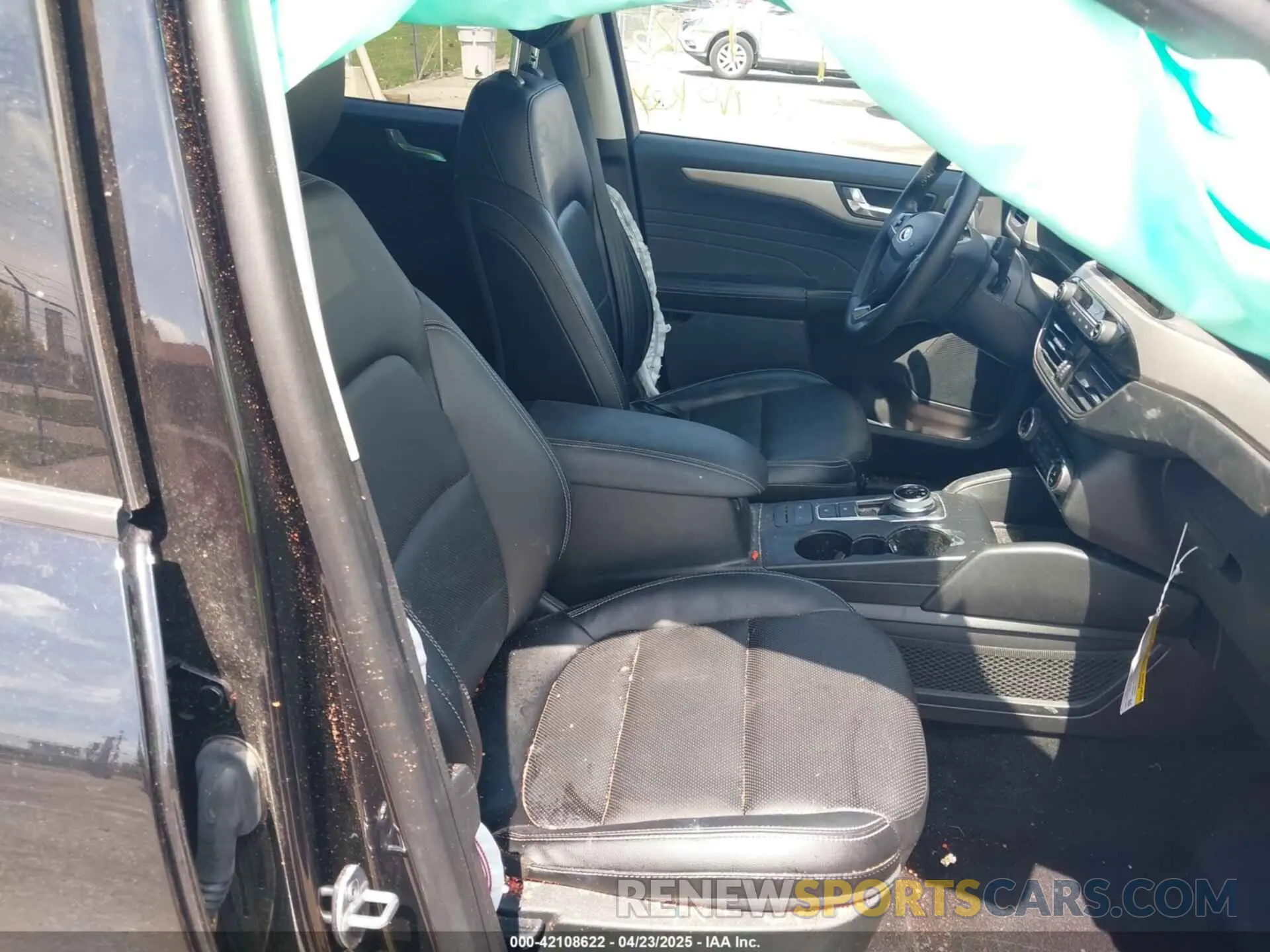 5 Photograph of a damaged car 1FMCU9H94NUB58068 FORD ESCAPE 2022