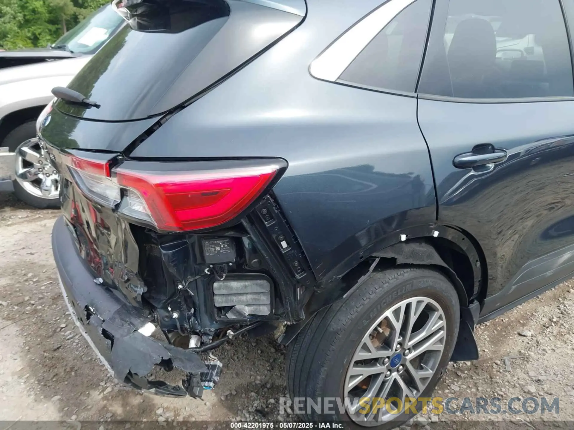 17 Photograph of a damaged car 1FMCU9H96NUA57114 FORD ESCAPE 2022
