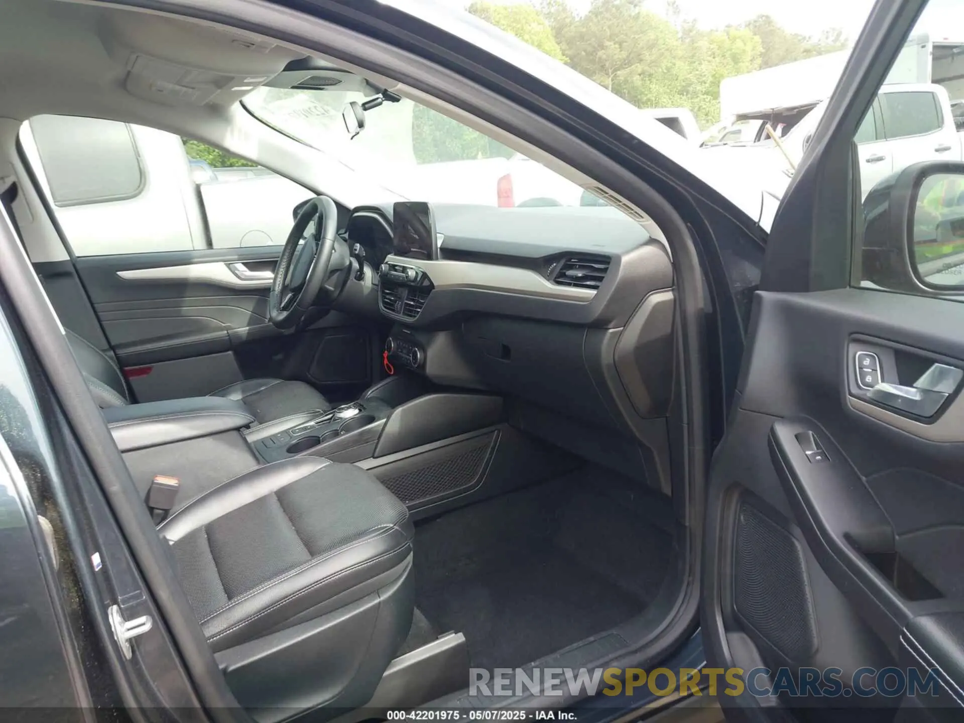 5 Photograph of a damaged car 1FMCU9H96NUA57114 FORD ESCAPE 2022