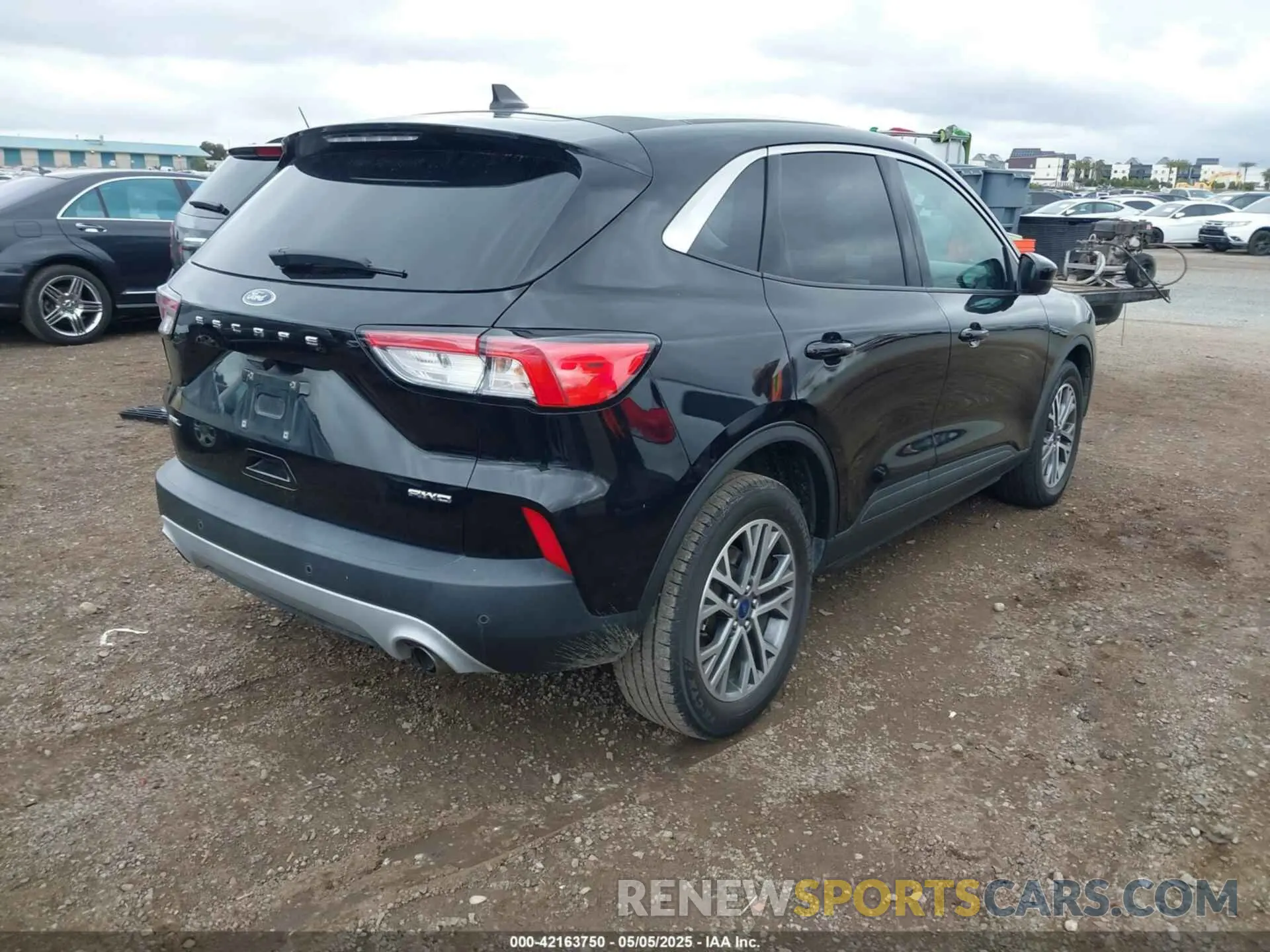4 Photograph of a damaged car 1FMCU9H96NUA75175 FORD ESCAPE 2022