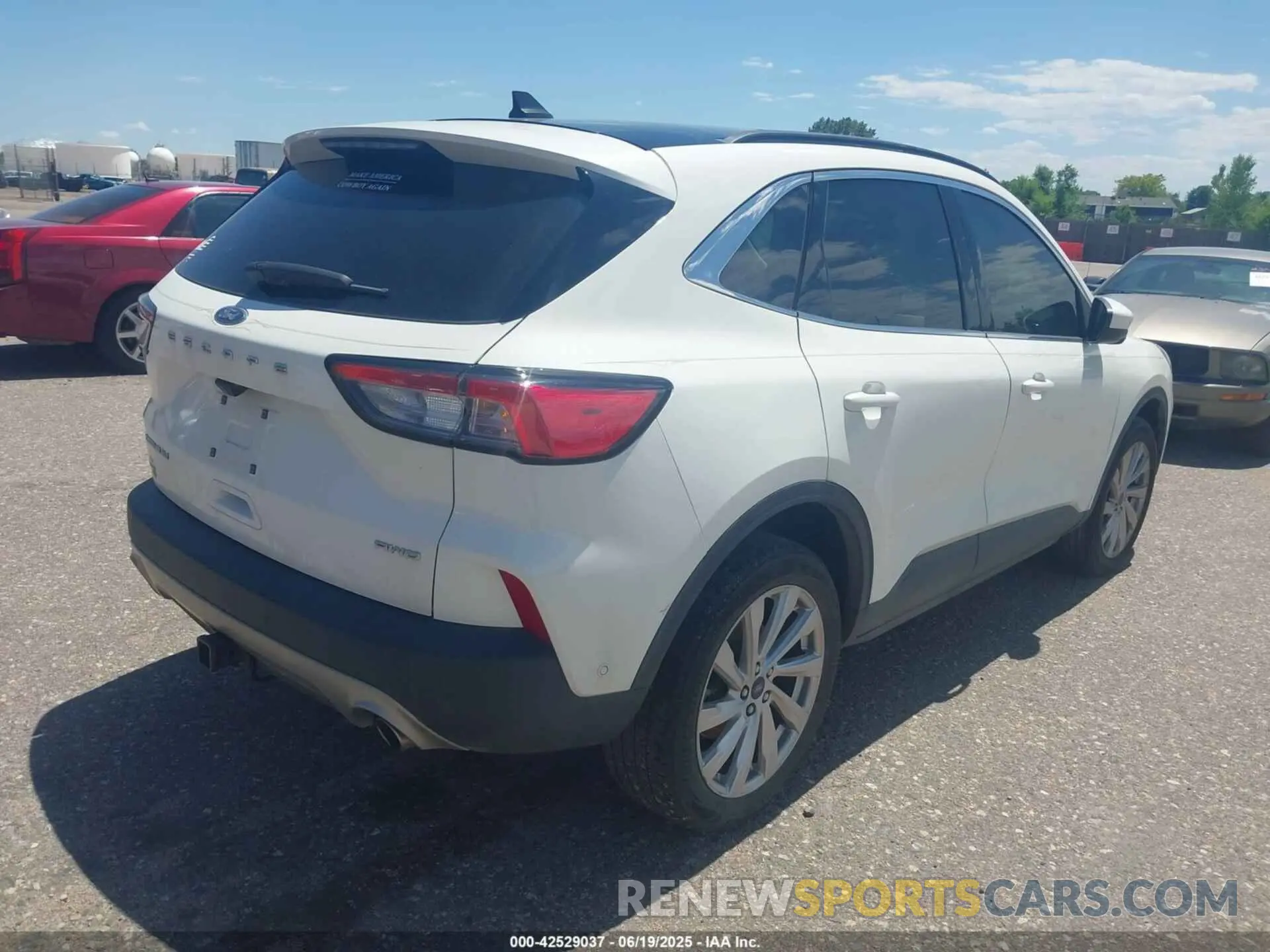 4 Photograph of a damaged car 1FMCU9J94NUB51177 FORD ESCAPE 2022
