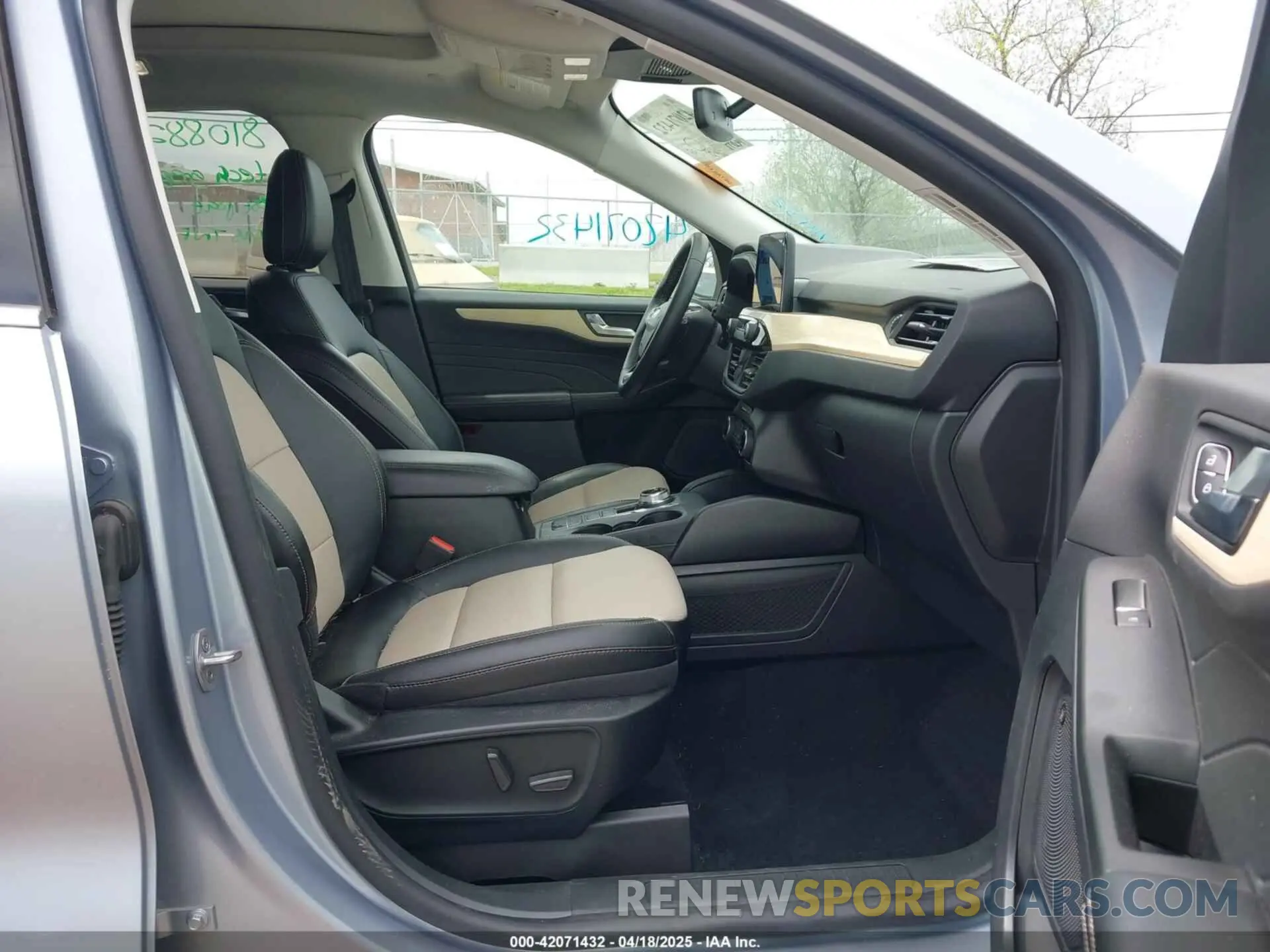 5 Photograph of a damaged car 1FMCU9J95NUA87666 FORD ESCAPE 2022