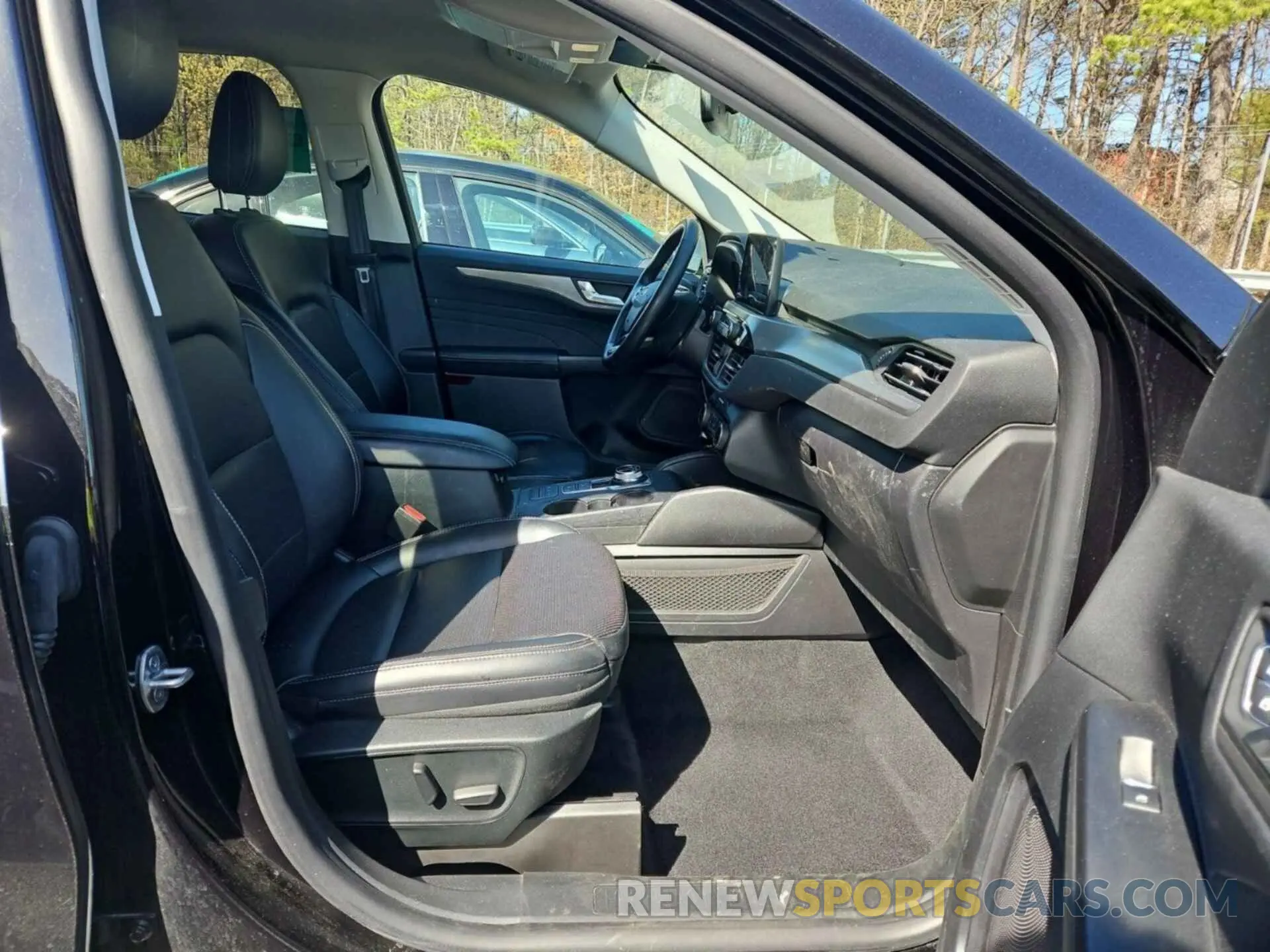 5 Photograph of a damaged car 1FMCU9J9XNUA73925 FORD ESCAPE 2022