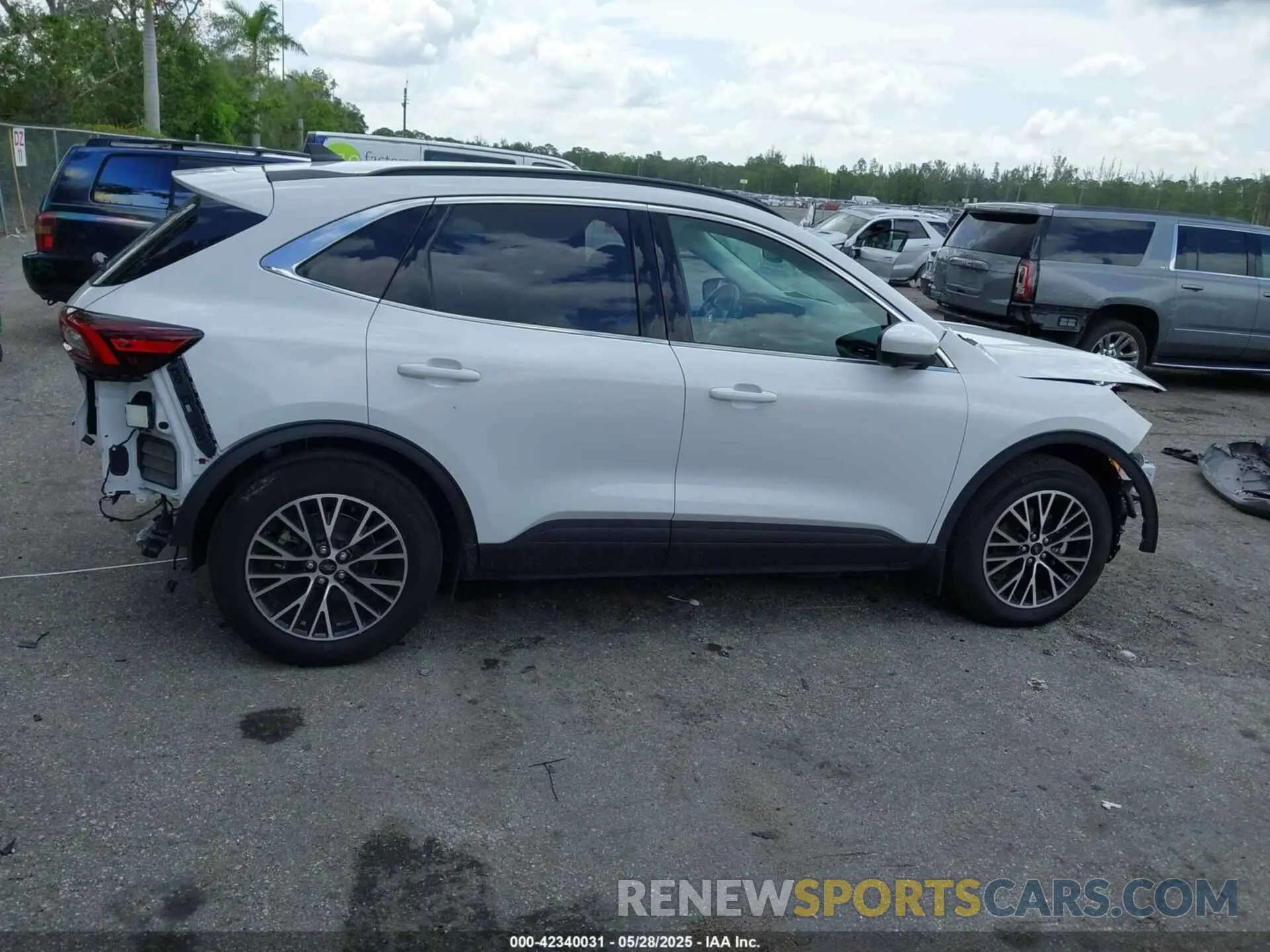14 Photograph of a damaged car 1FMCU0E17PUA76655 FORD ESCAPE 2023